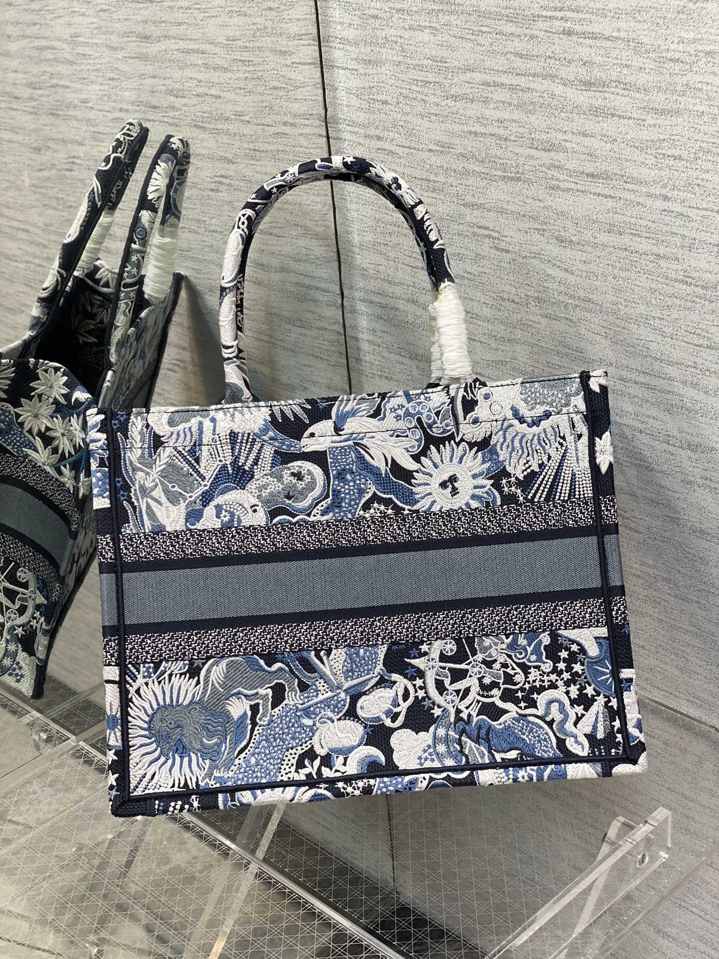 D*or small book tote-36.5cm