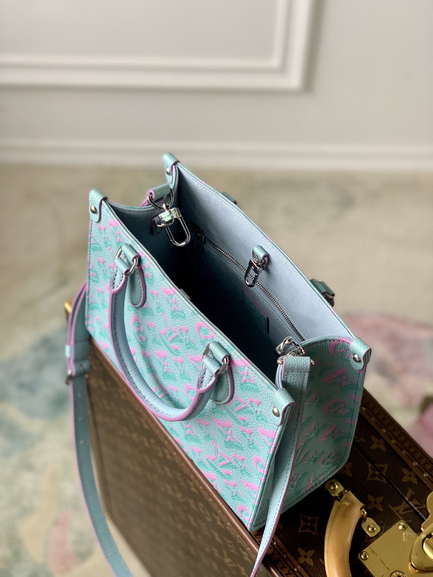 l0*is V*t0n onthego handbag-25*19*11.5 cm