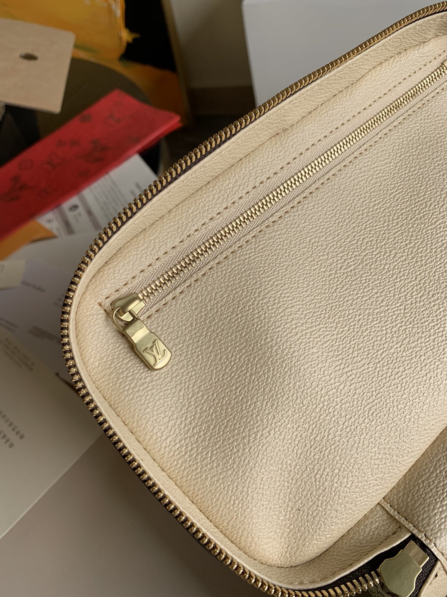 l0*is V*t0n cosmetic bag