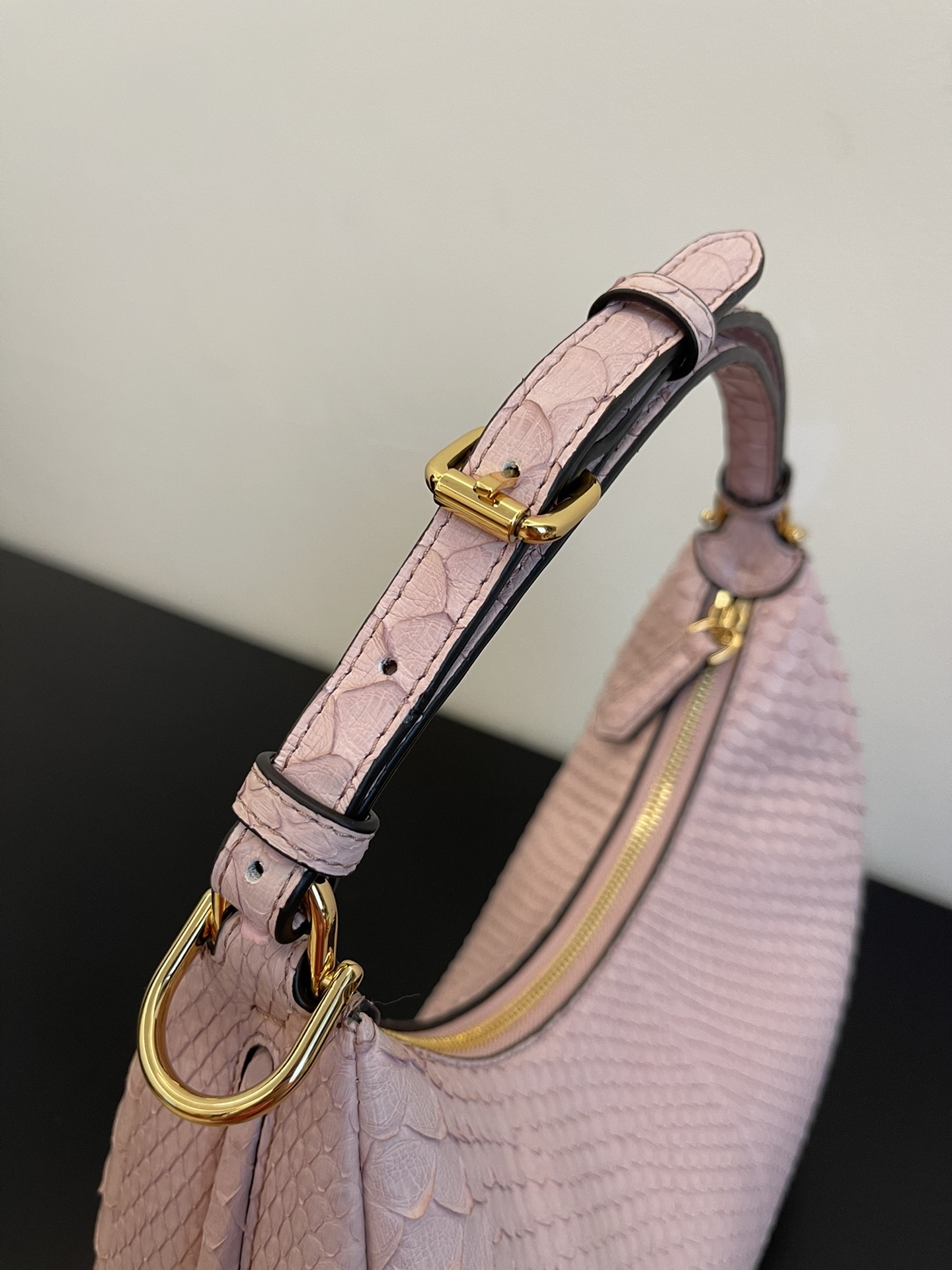 F**di praphy-29x24.5x10cm