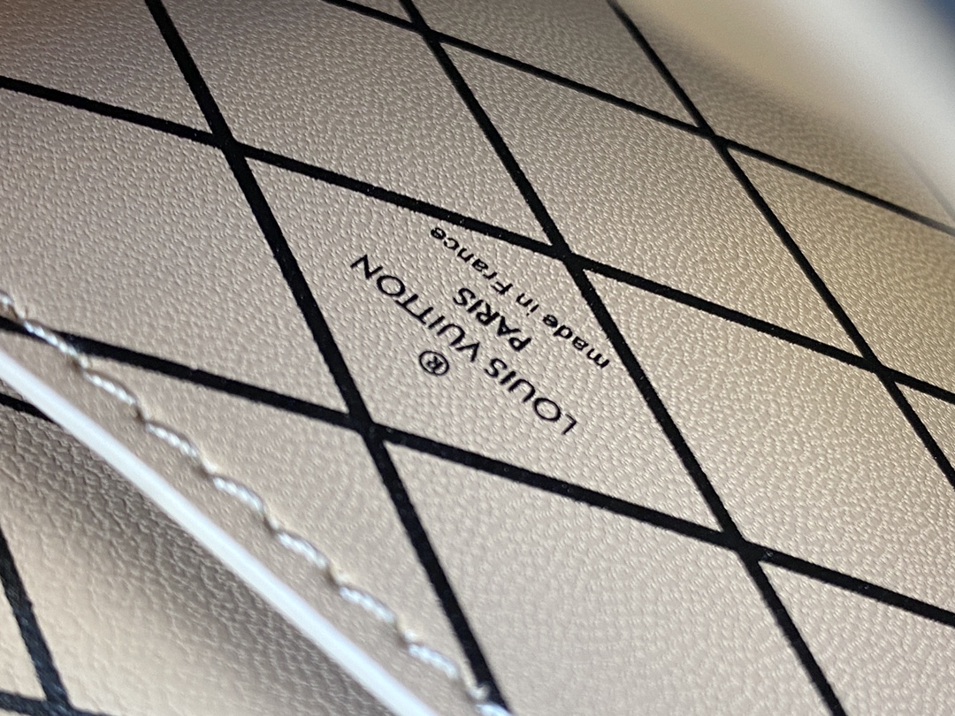 l0*is V*t0n trunk vertical-11*17.5*3.5cm