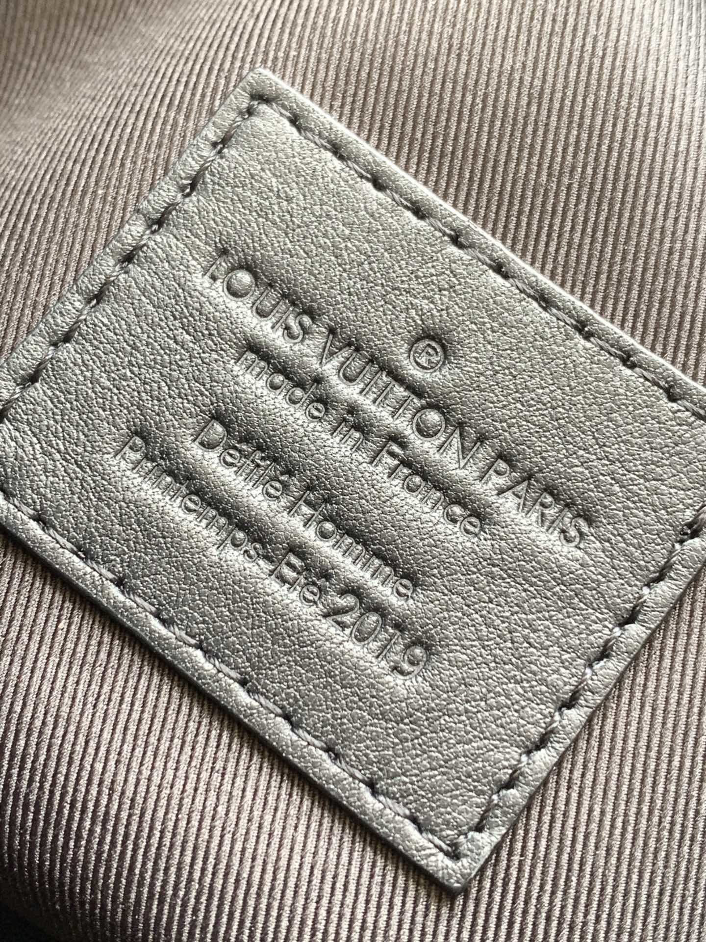 l0*is V*t0n soft trunk-25x17x9.5m