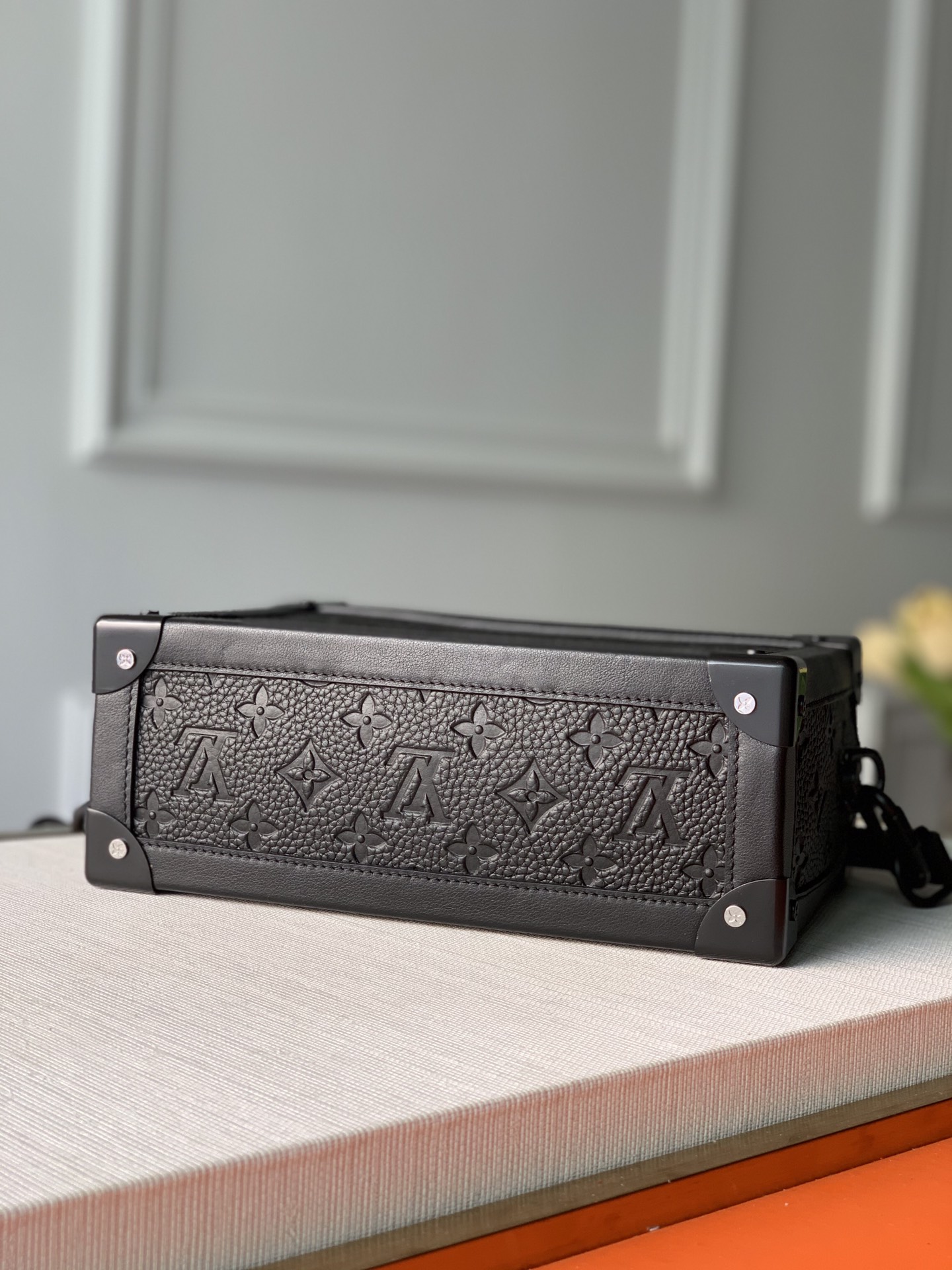 l0*is V*t0n soft trunk-25x17x9.5m