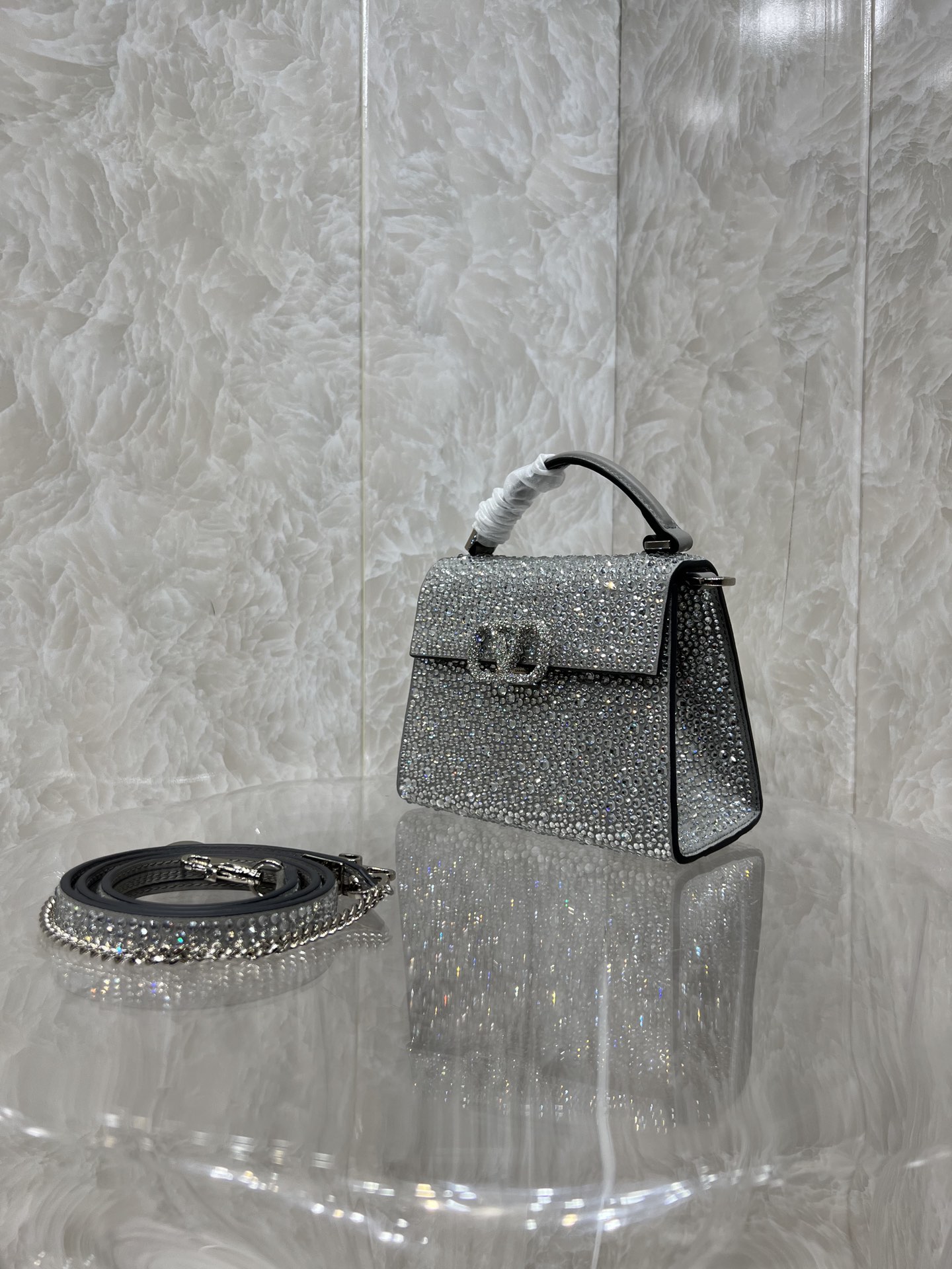 Va1e*ntin0 vlogo signature chain bag-19*13*9cm