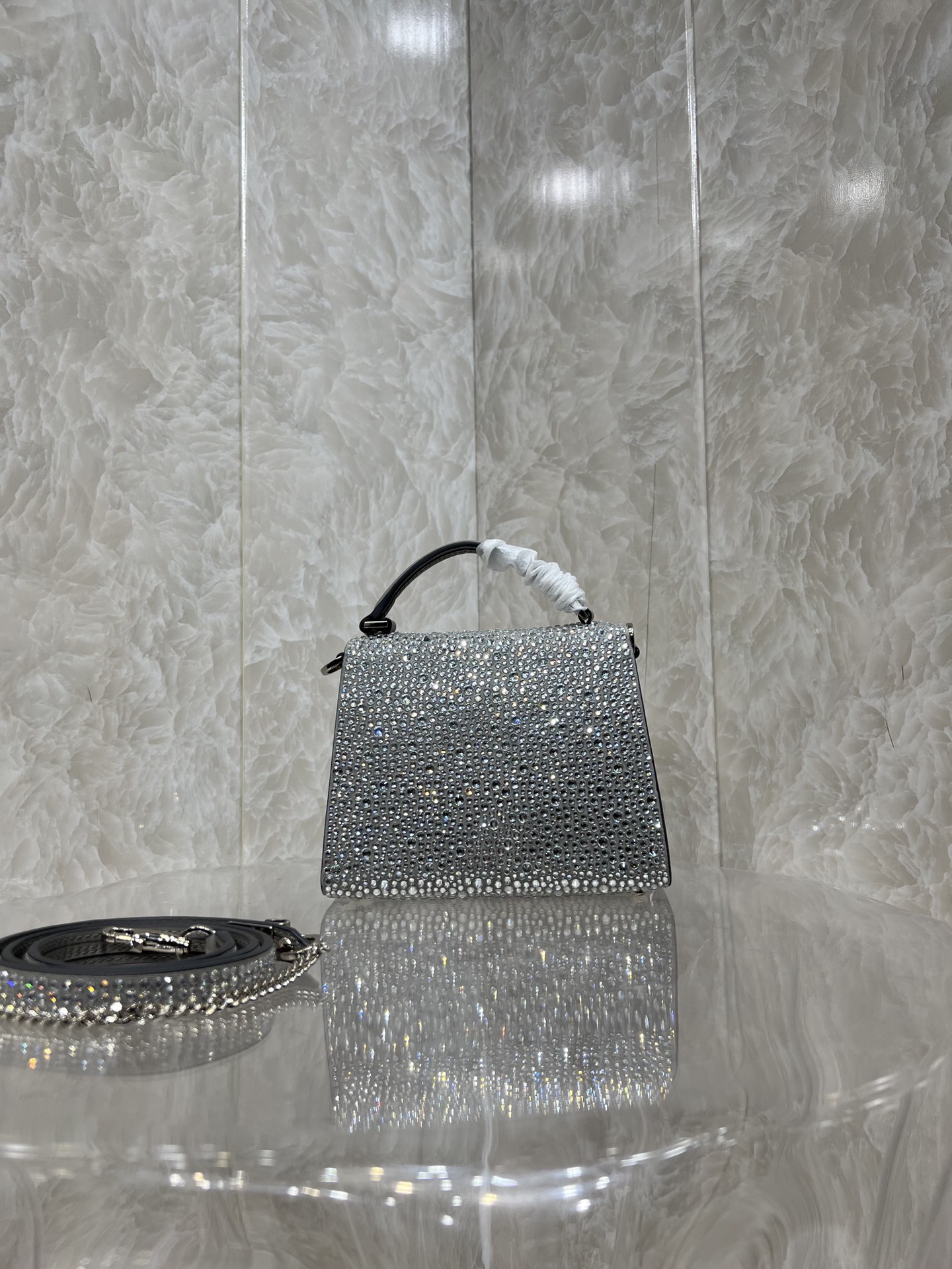 Va1e*ntin0 vlogo signature chain bag-19*13*9cm