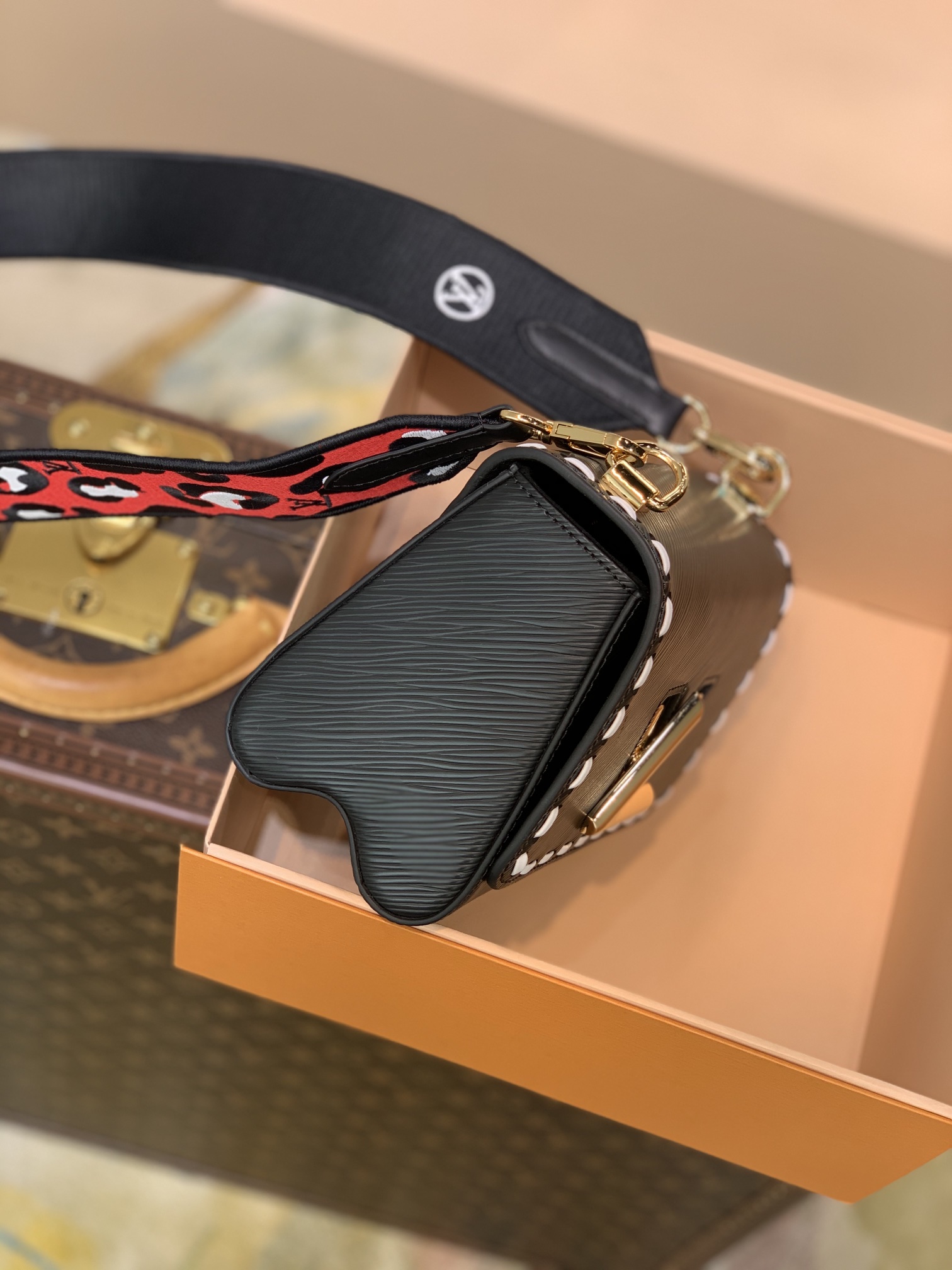 l0*is V*t0n wild at heart twist mm-23*17*9.5cm