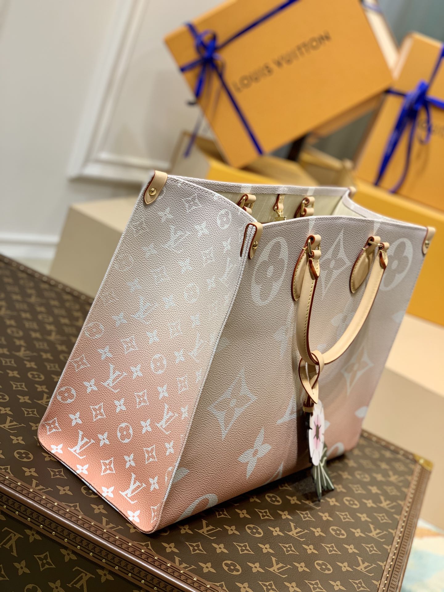 l0*is V*t0n by the pooll onthego handbag-35*27*14cm