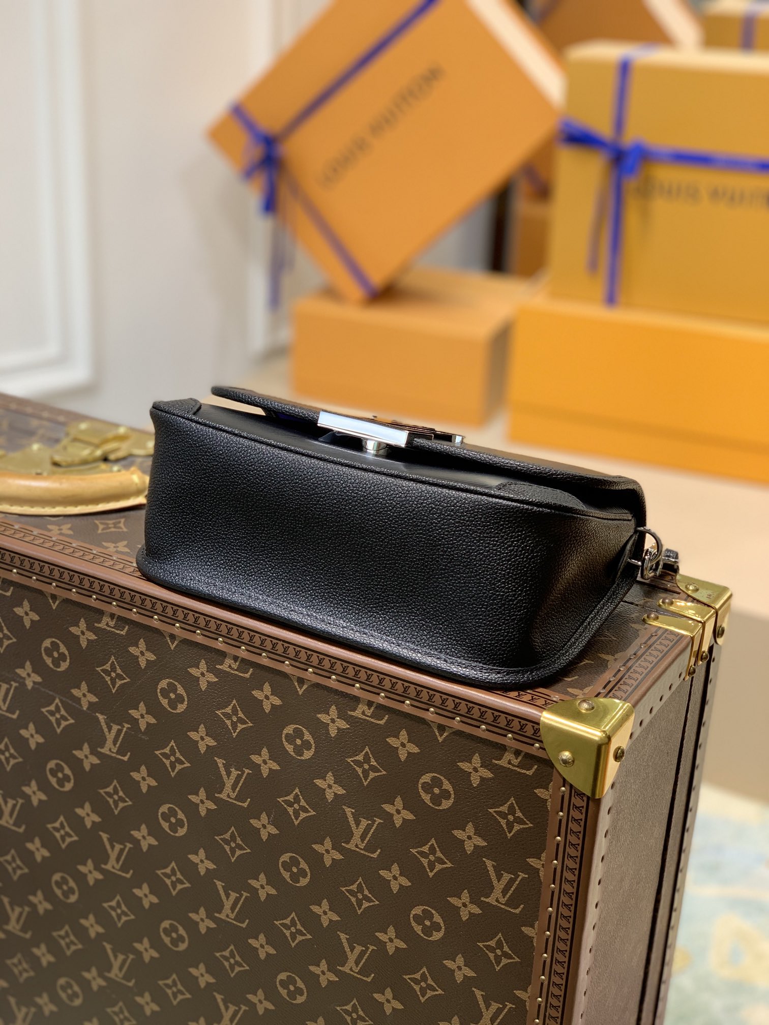 l0*is V*t0n buci handbag-24.5 x 15.5 x 9cm