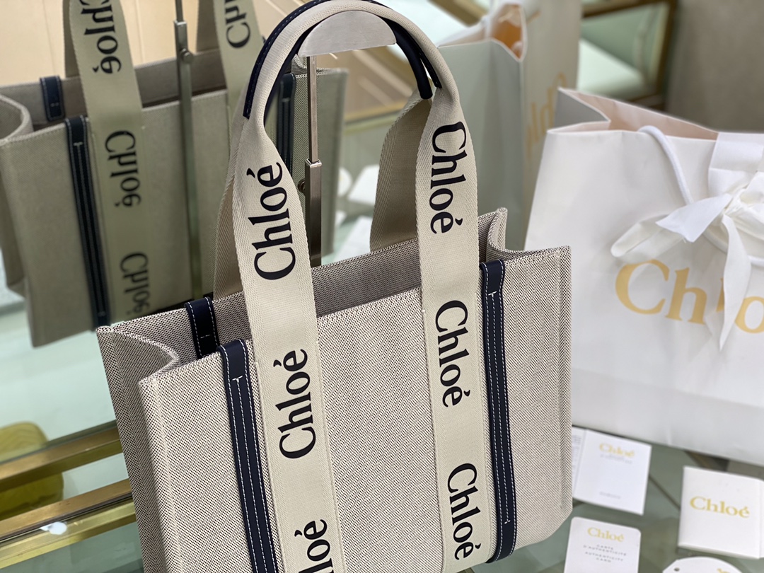 Ch10e woody tote bag