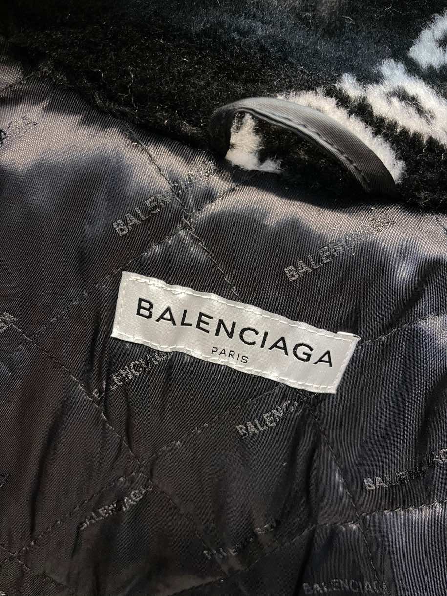 Ba*len*cia*ga fleece