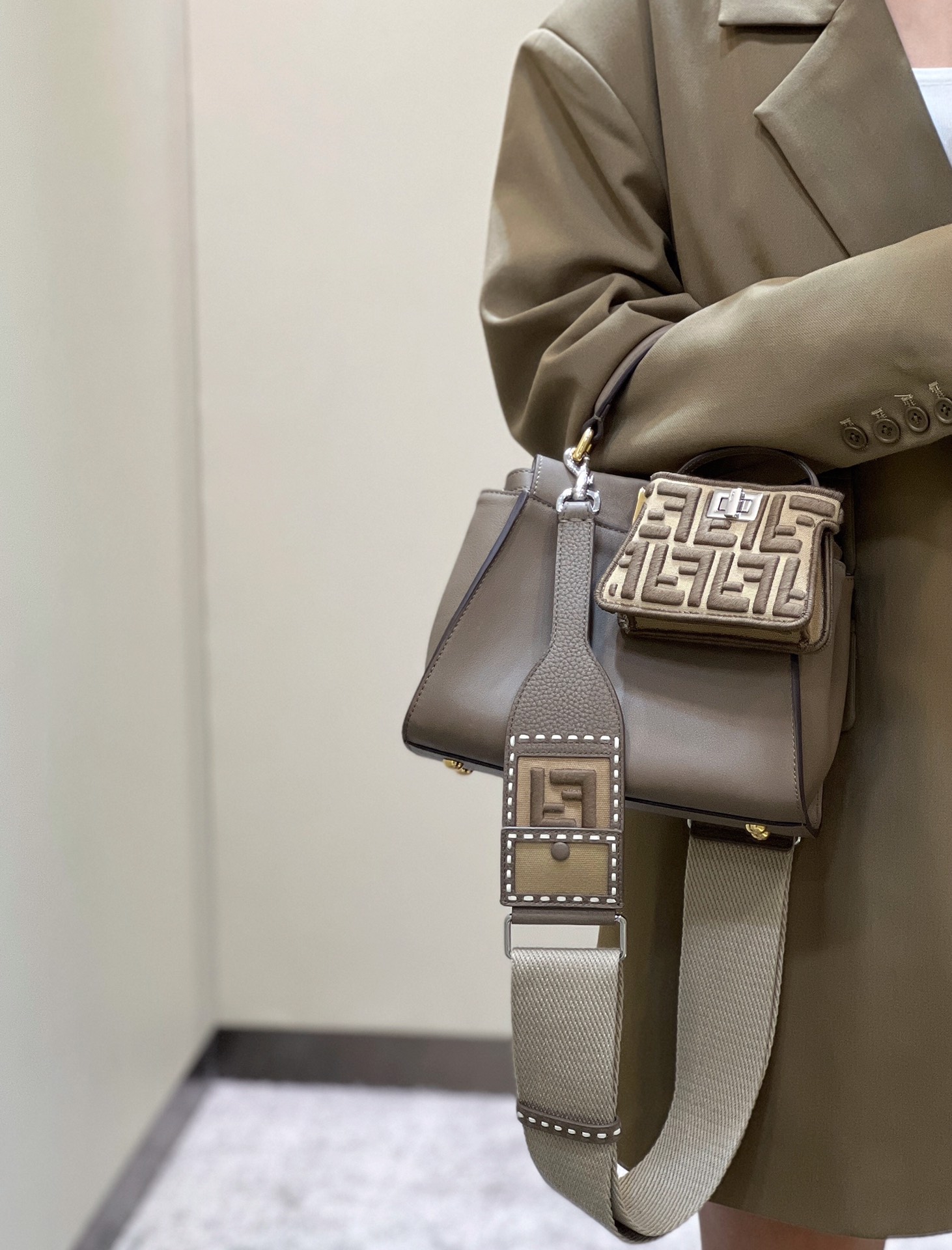 F**di peekabootote-24×7×19cm