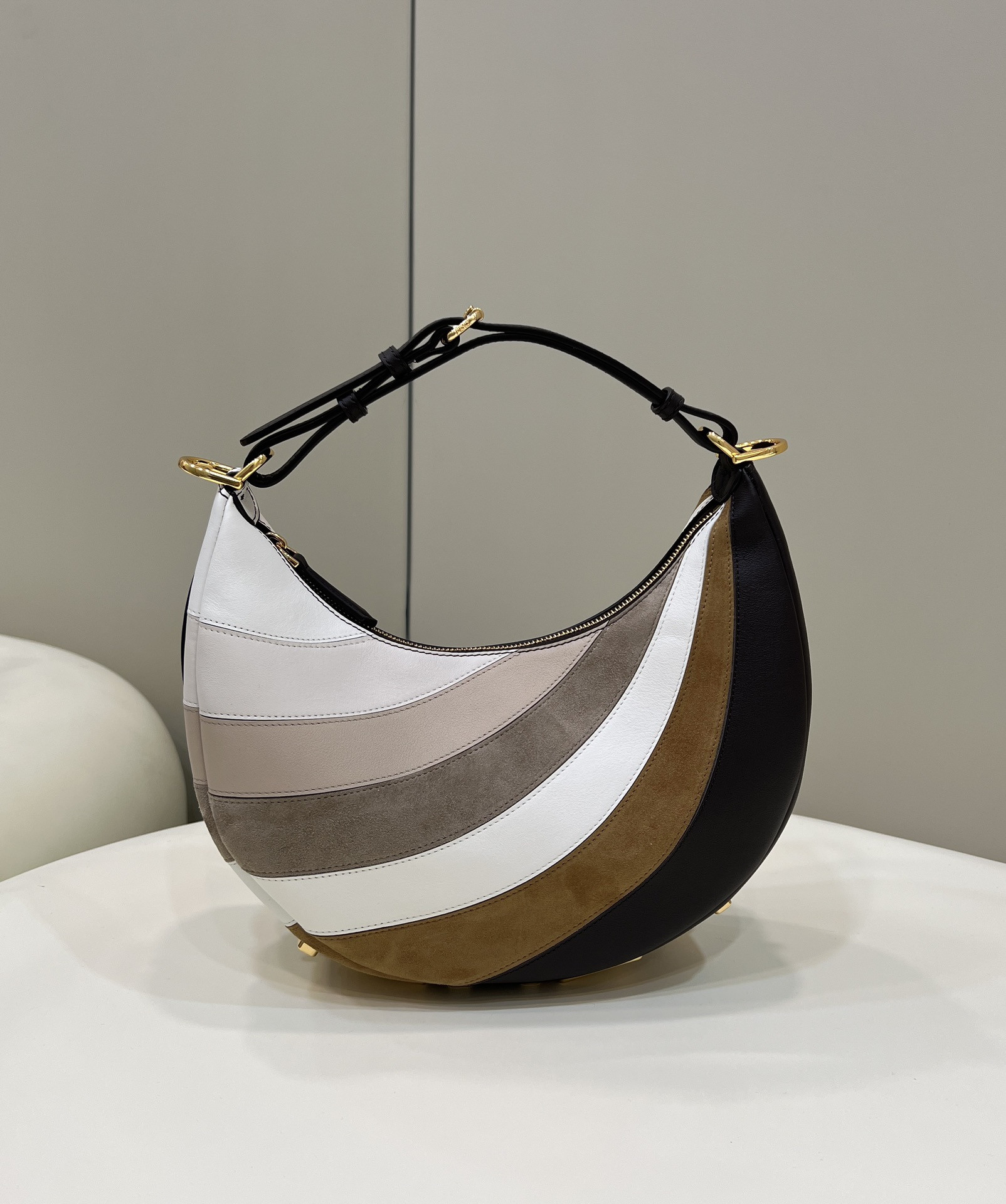 F**di praphy-29x24.5x10cm