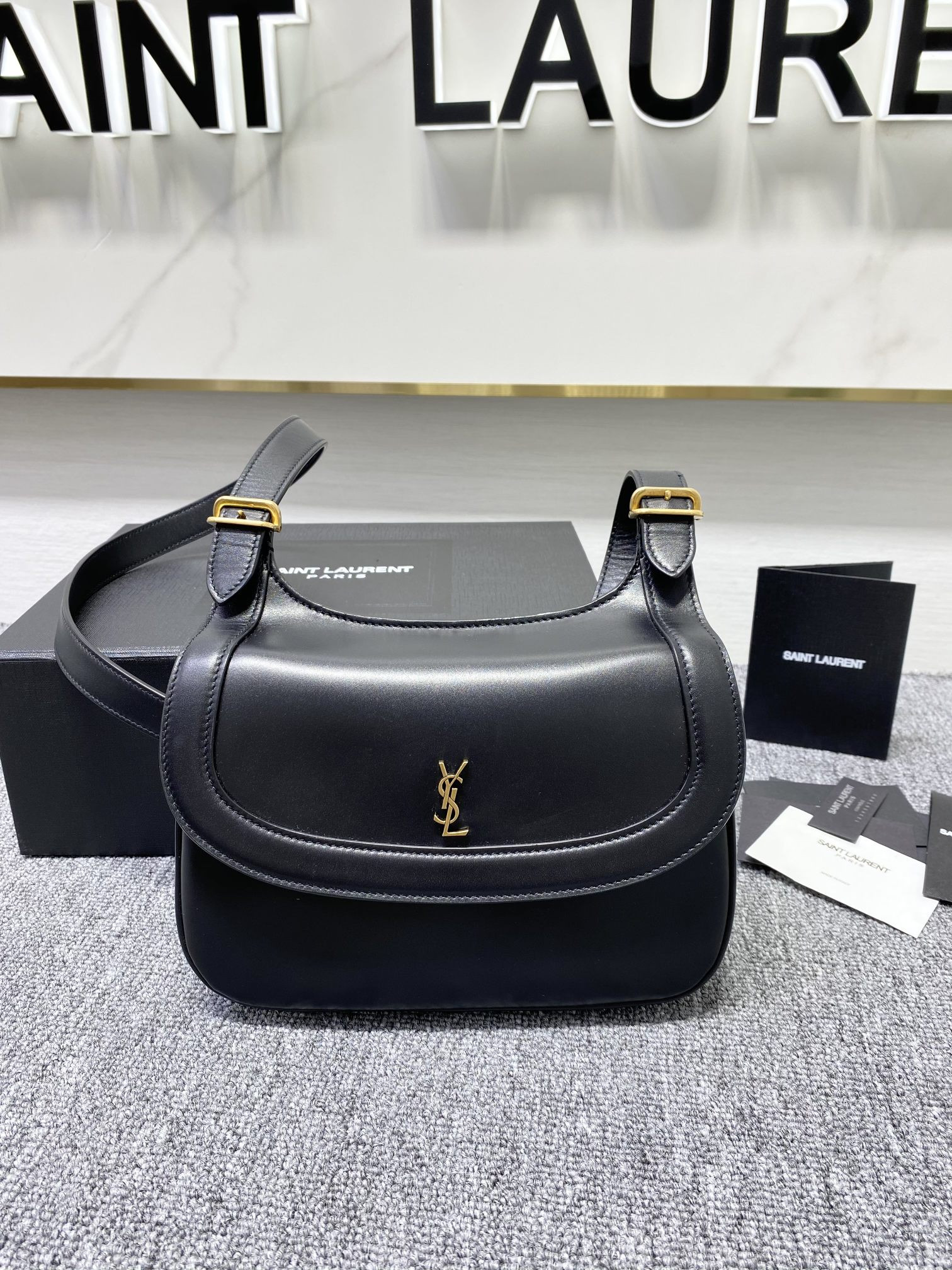 Va1e*ntin0 charlie handbags-23x17x4cm