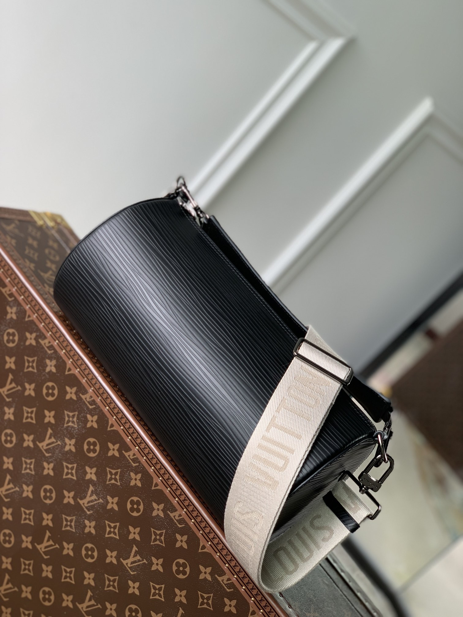 l0*is V*t0n soft polochon bag m46692-27x 15x 15cm