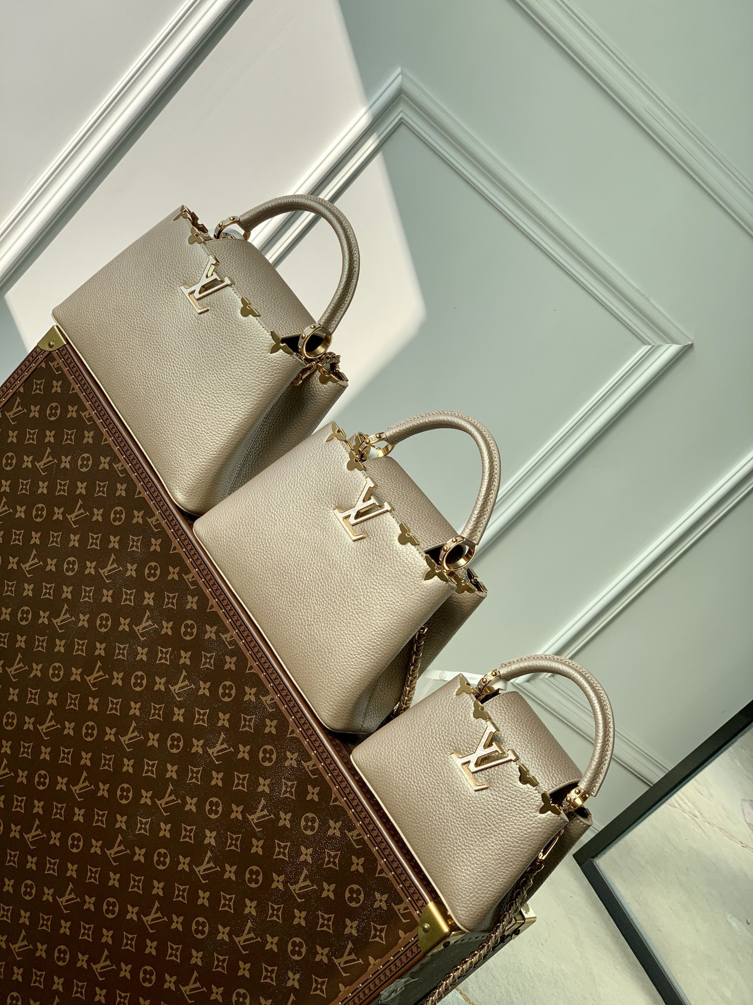 l0*is V*t0n capucines handlebag