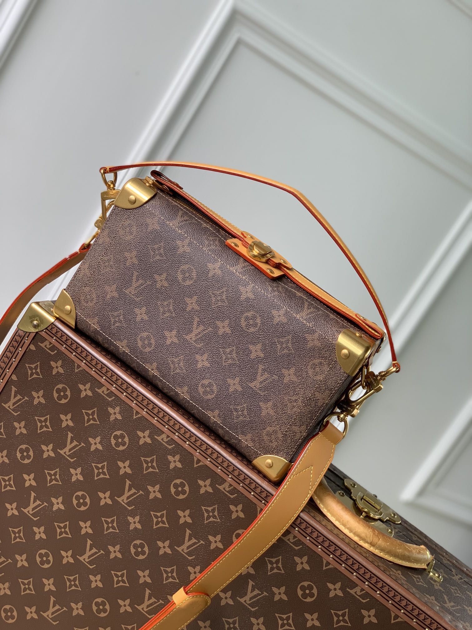 l0*is V*t0n soul trunk east west -29 x 17.5 x 10cm