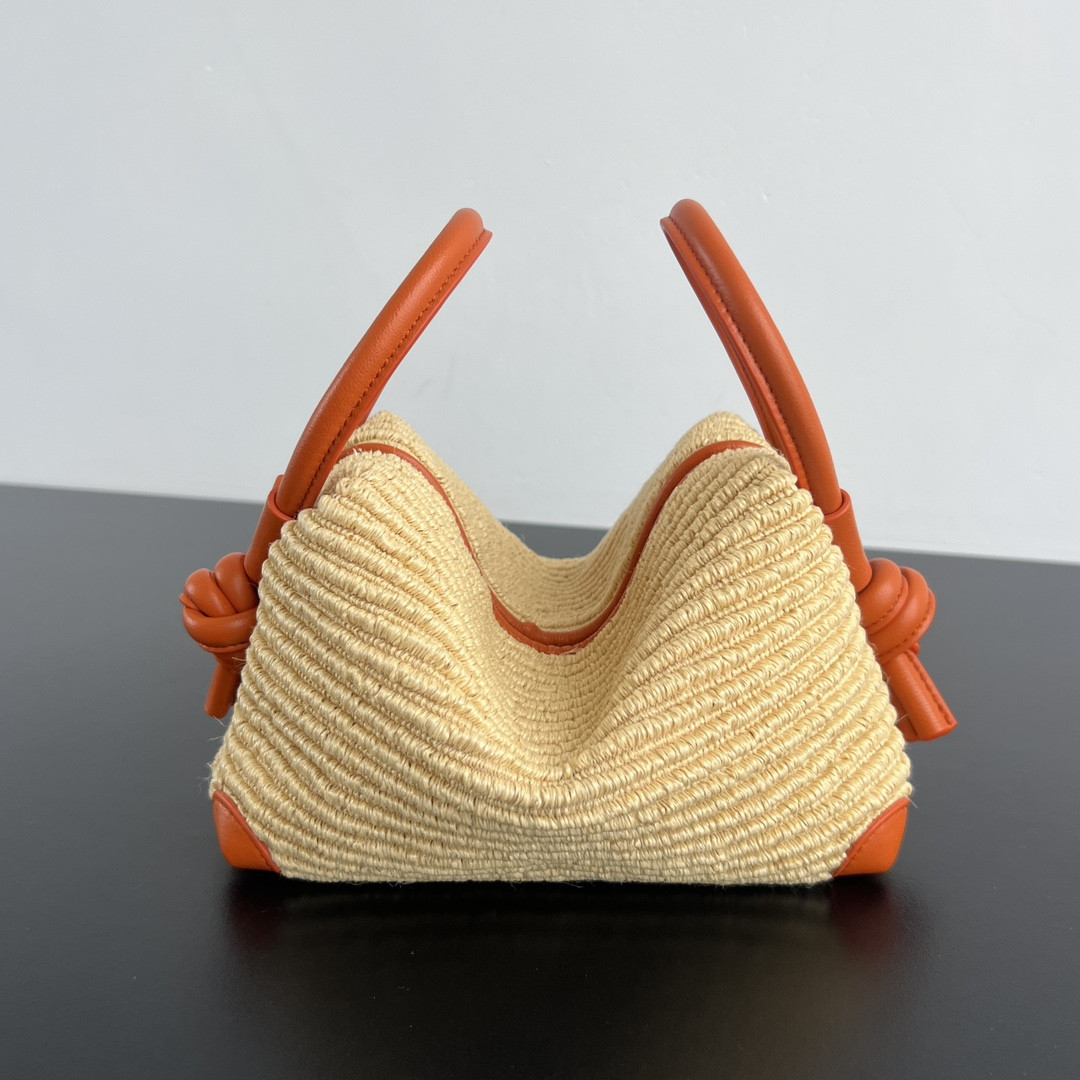 b0tt*ga Ven*ta® women''s loop top handle in natural/burned orange.-19x12x9cm