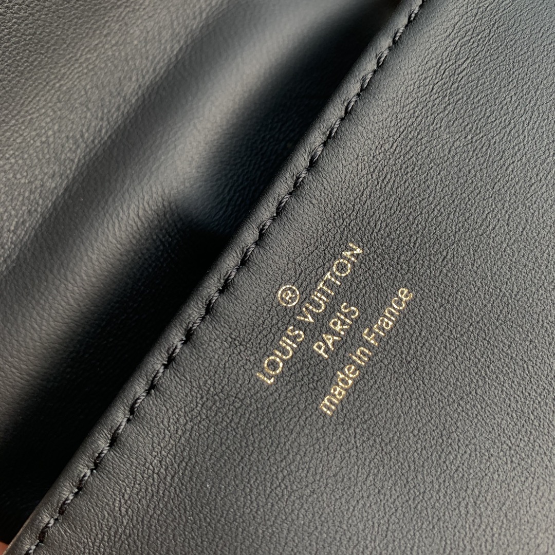 l0*is V*t0n mini coussion-13×4×10cm