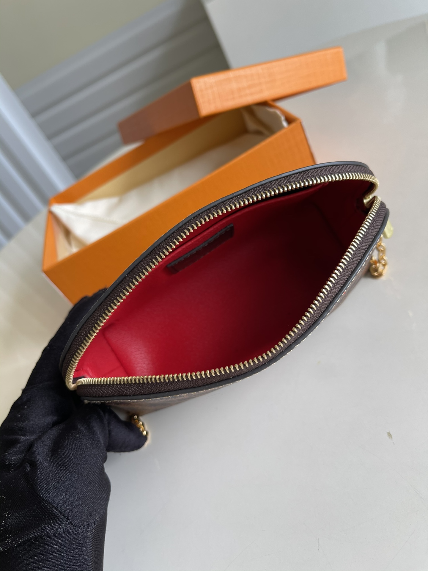l0*is V*t0n cosmetic bag-17*12*6cm