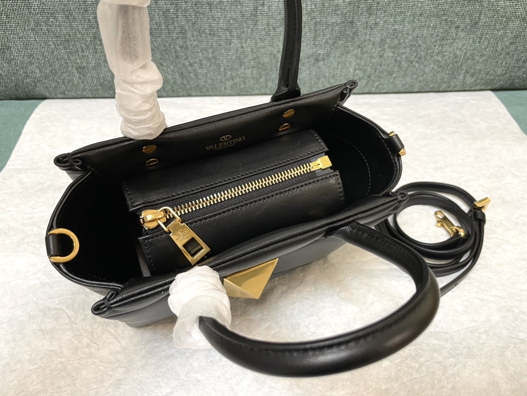 Va1e*ntin0 garavani onestud-18.5 x15x11cm