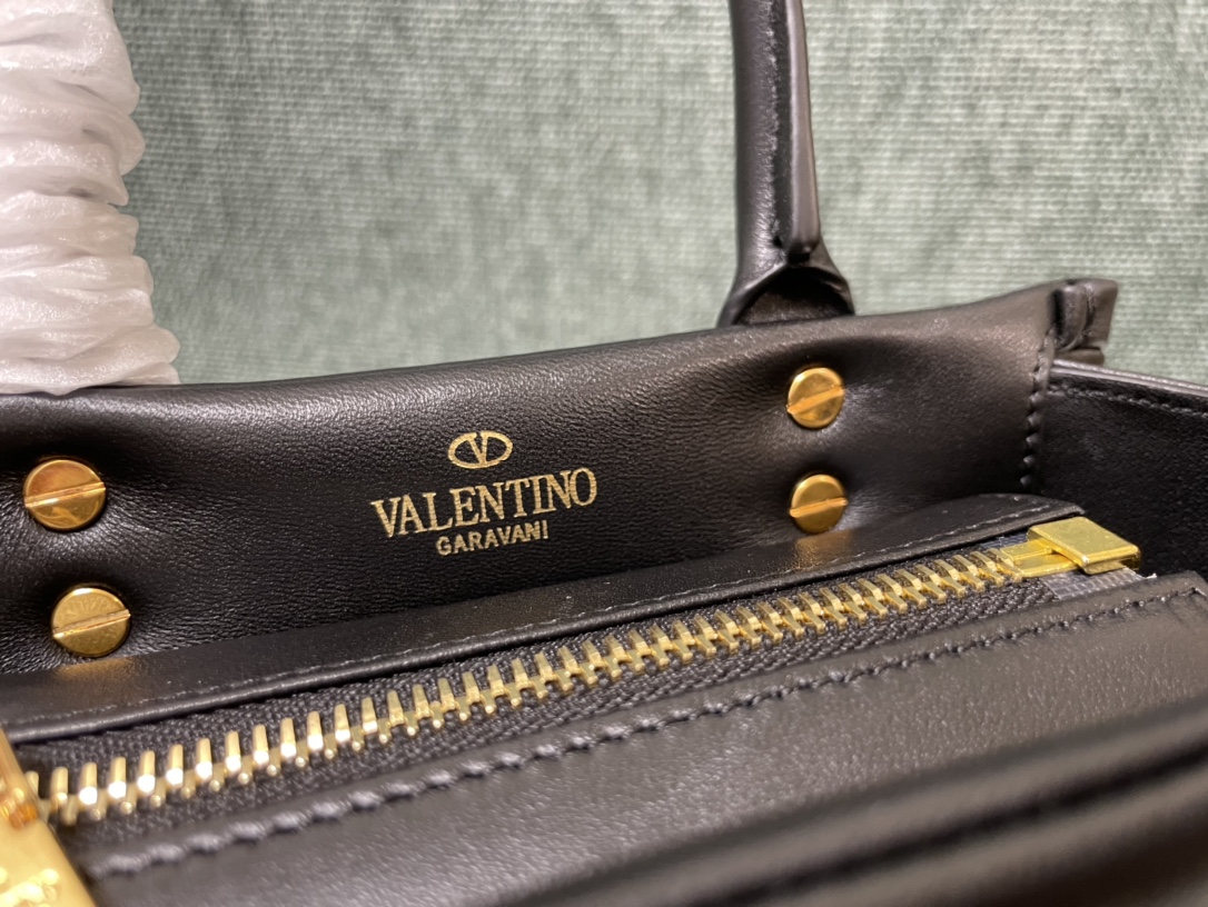 Va1e*ntin0 garavani onestud-18.5 x15x11cm