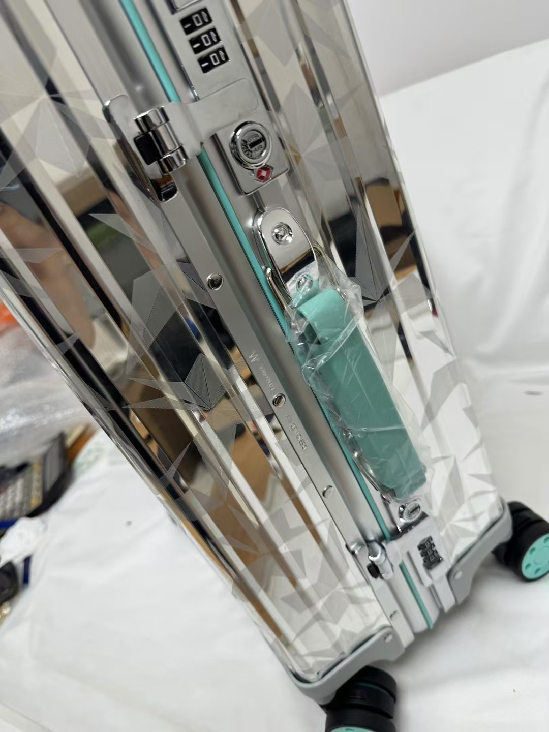 r1m0wa lU*gage-‭20inch