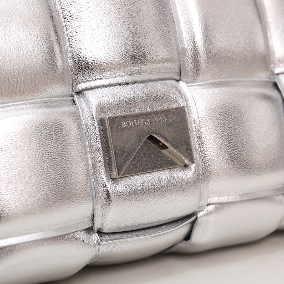 bo*te*ga Ve*ne*ta padded cassette bag-26*18*8cm