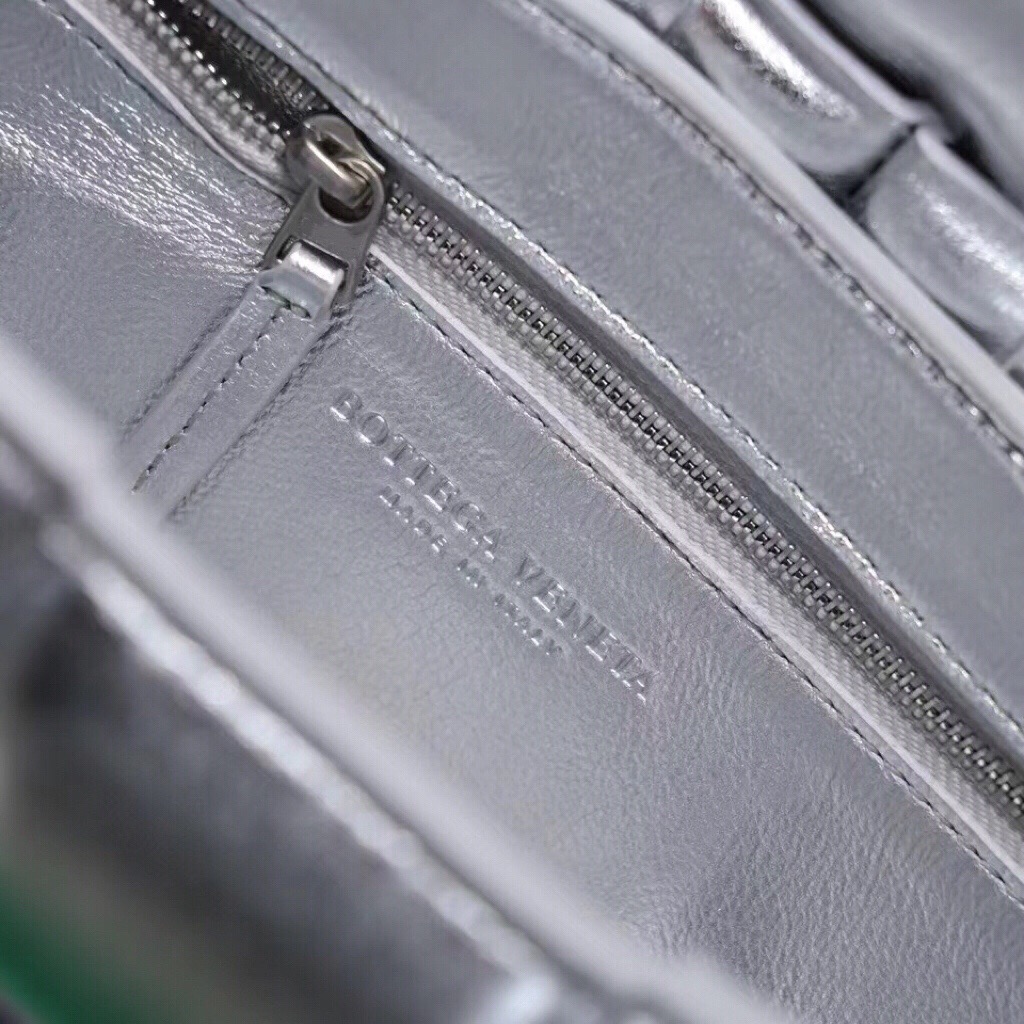 bo*te*ga Ve*ne*ta padded cassette bag-26*18*8cm