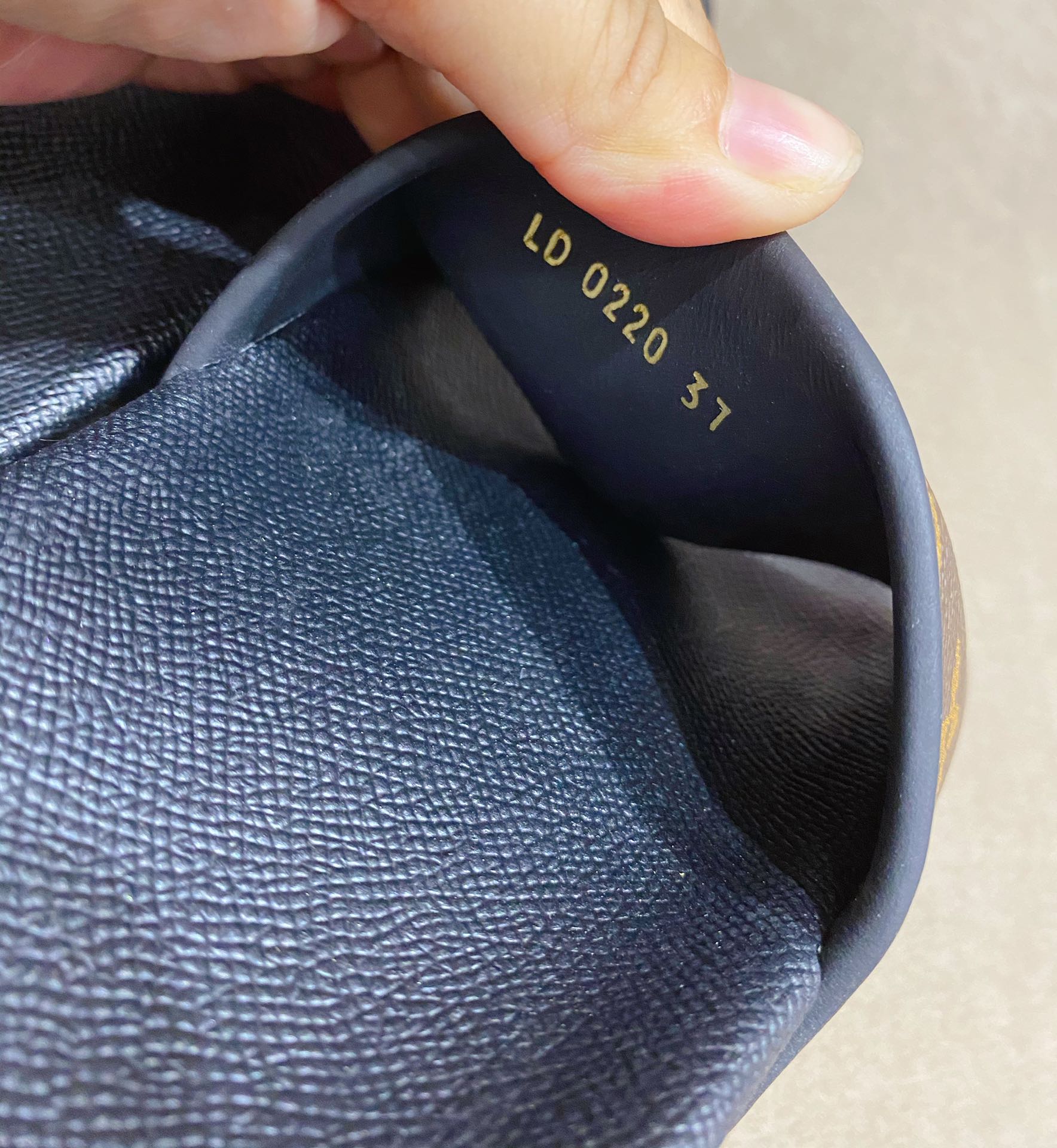 l0*is V*t0n slippers