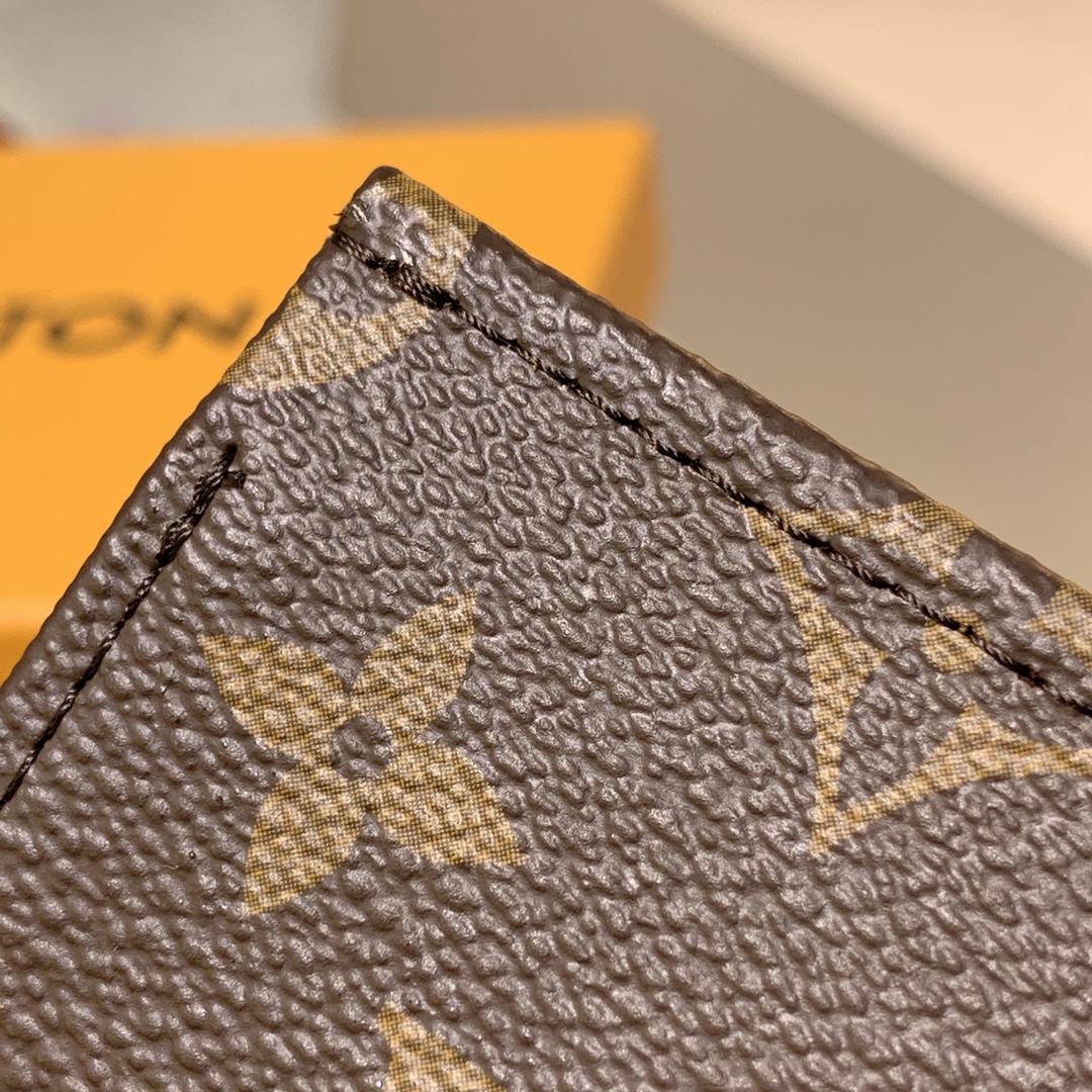 l0*is V*t0n toiletry pouch -15*10*4.5cm