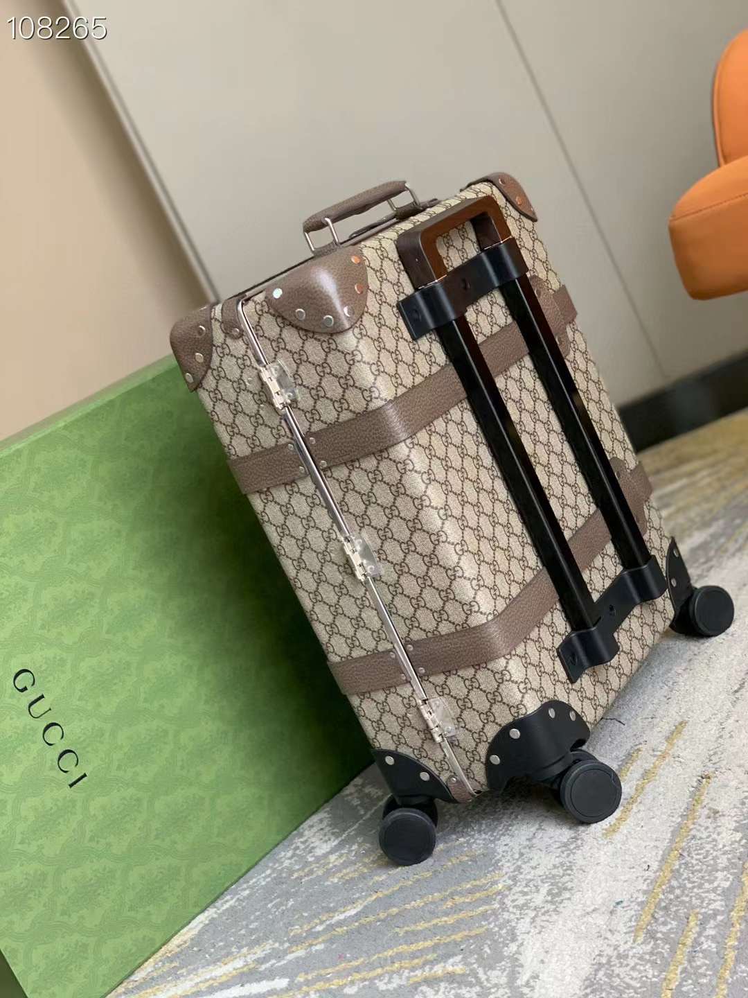 G*u*i globe-trotter travel box