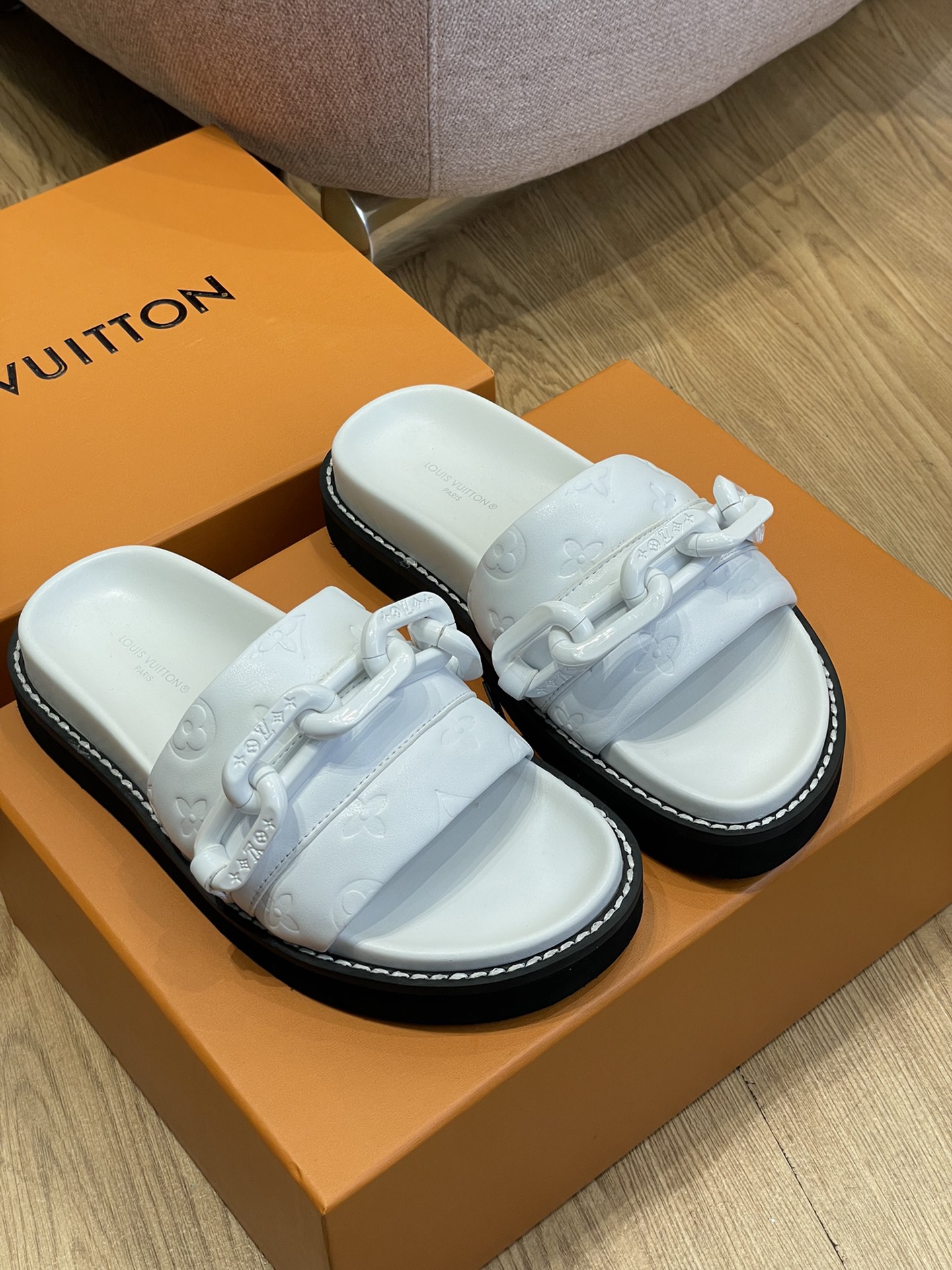 l0*is V*t0n 2022ss sandals