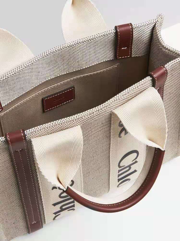 Ch10e woody tote bag
