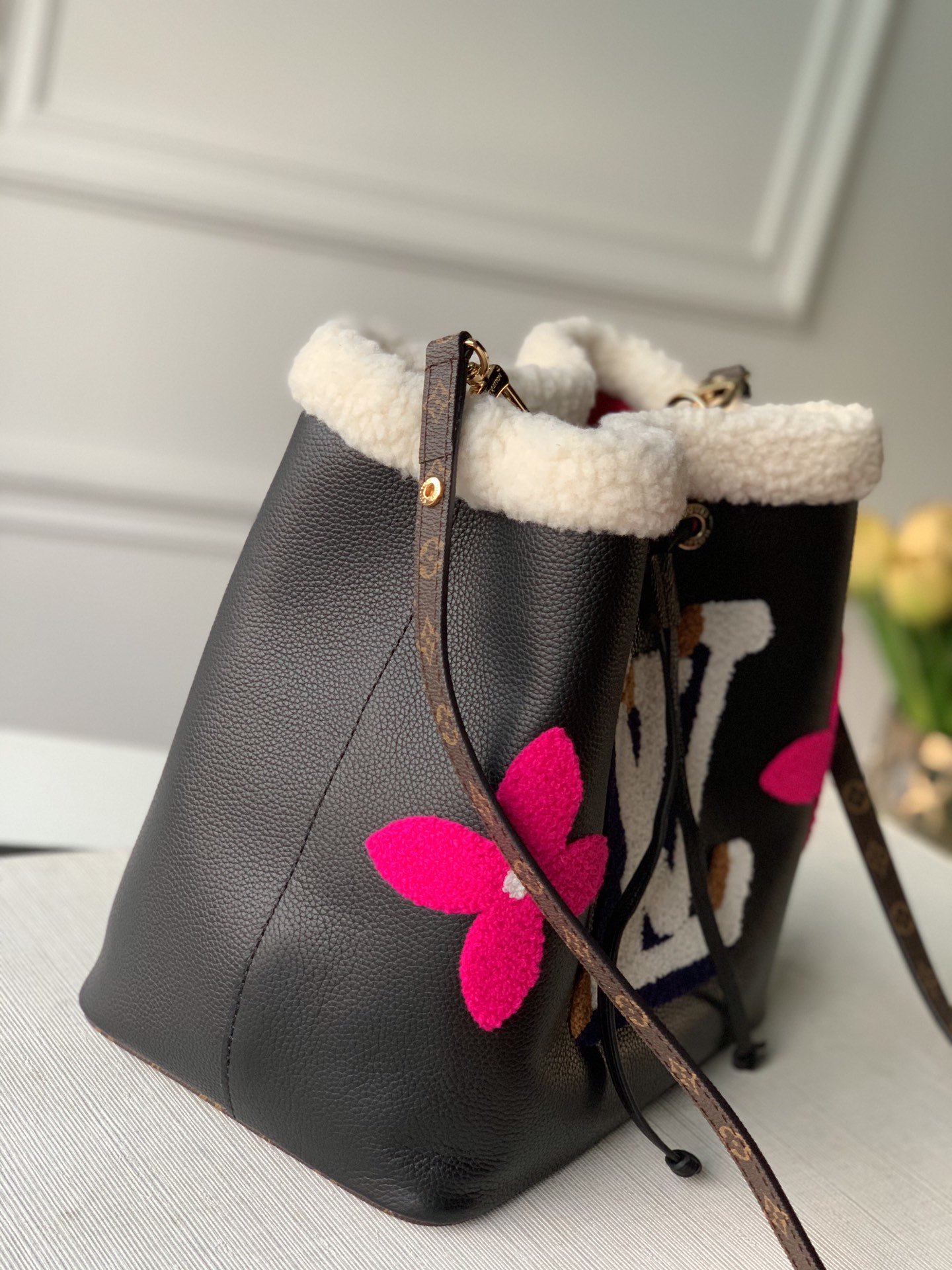 l0*is V*t0n néonoé-26*26*17.5cm