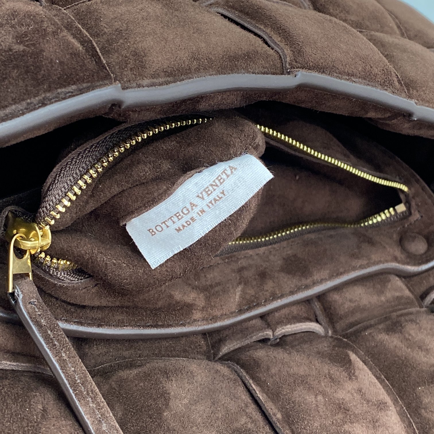 bo*te*ga Ve*ne*ta padded cassette bag-26*18*8cm