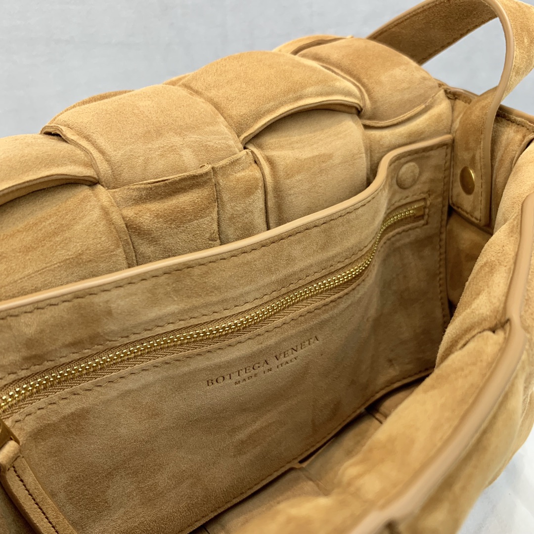 bo*te*ga Ve*ne*ta padded cassette bag-26*18*8cm