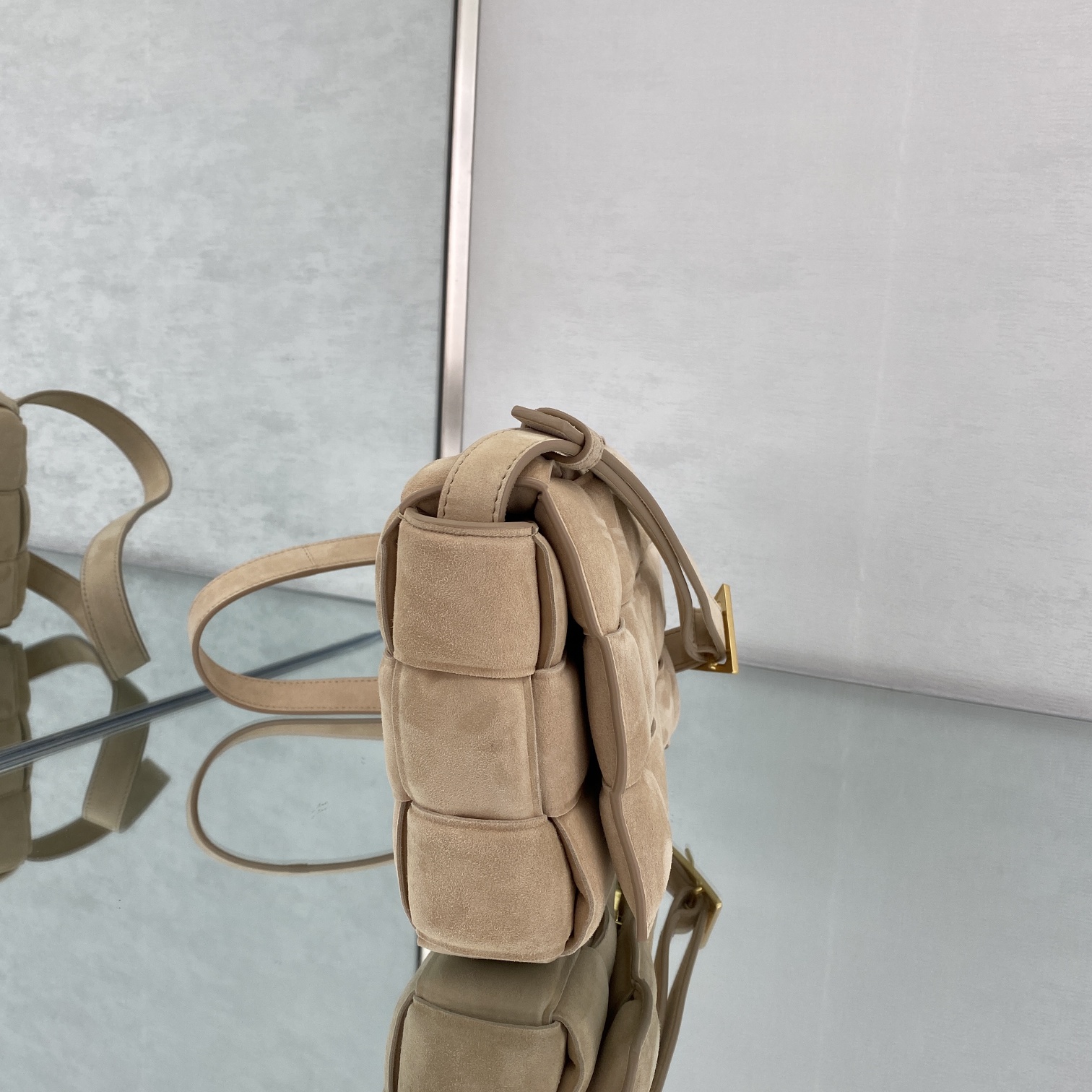 bo*te*ga Ve*ne*ta padded cassette bag-26*18*8cm