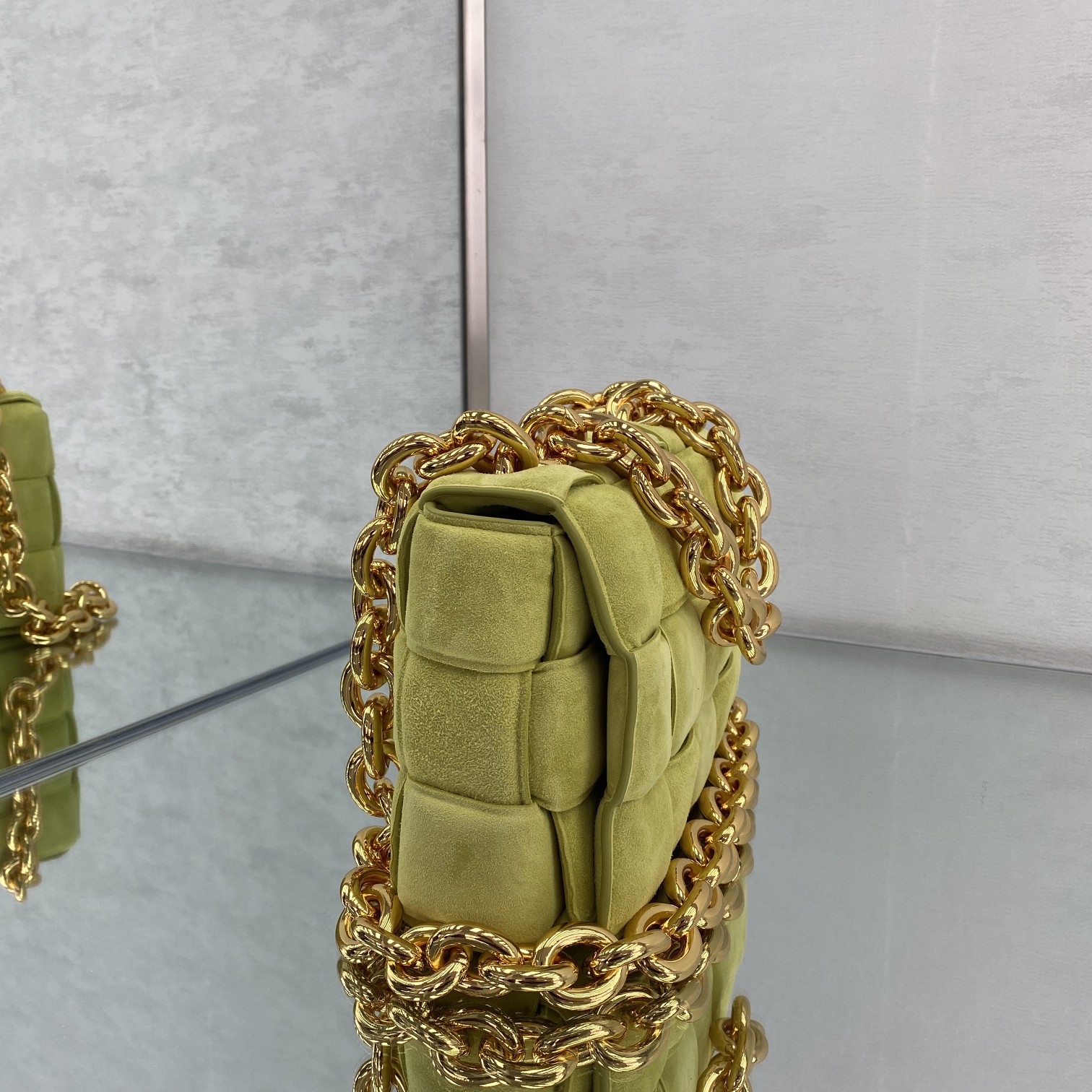 bo*te*ga Ve*ne*ta padded cassette bag-26*18*8cm