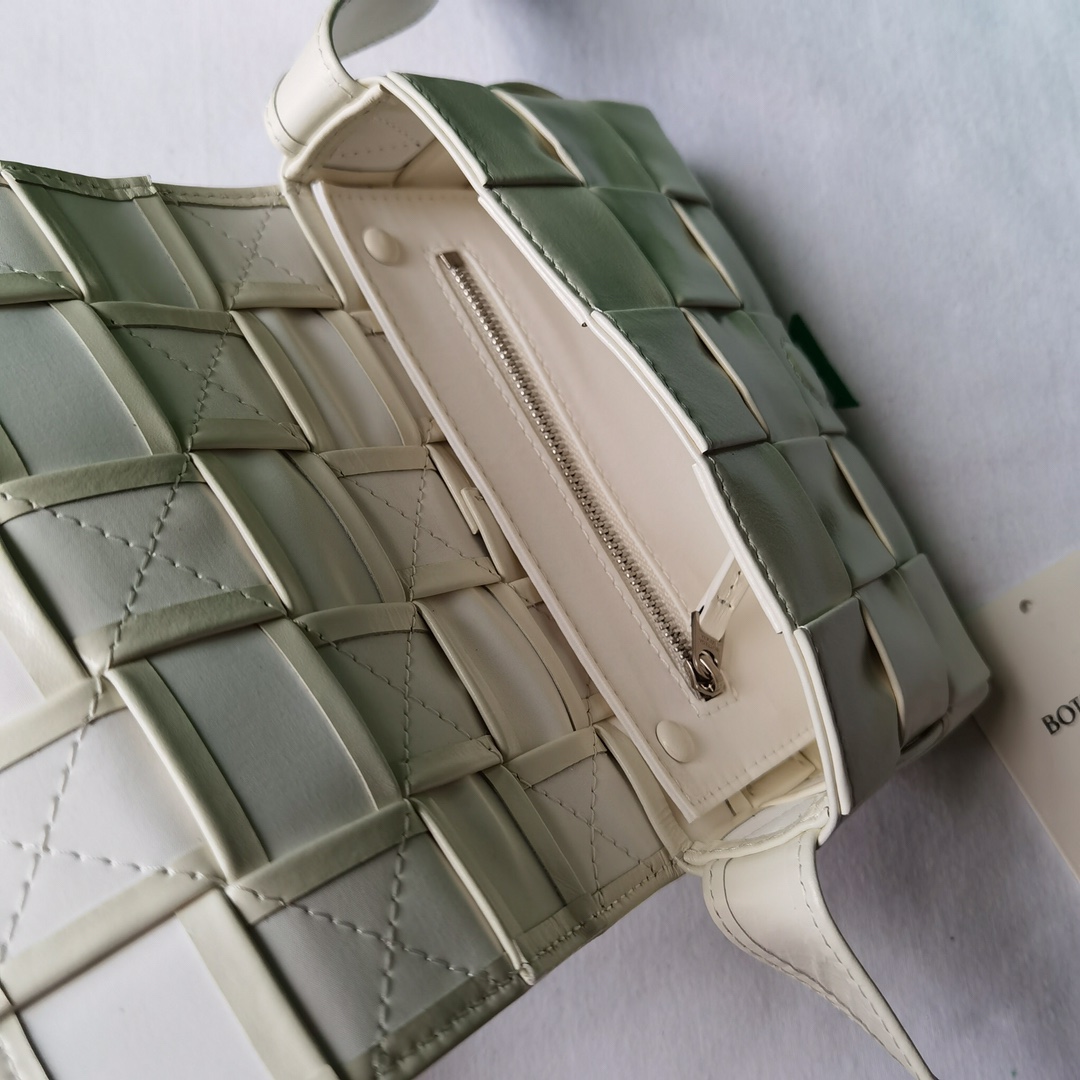 bo*te*ga Ve*ne*ta cassette bag-17.5x10.5x3.5cm