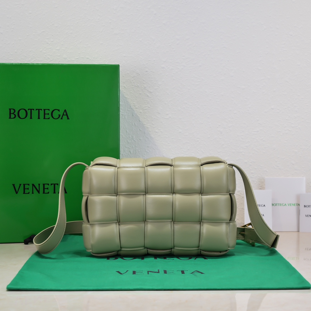 bo*te*ga Ve*ne*ta padded cassette bag-26*18*8cm