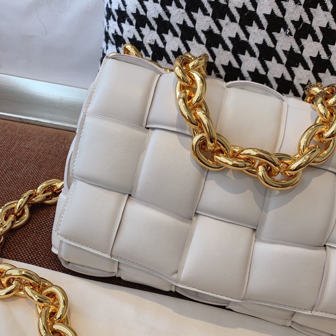 bo*te*ga Ve*ne*ta padded cassette bag-26*18*8cm