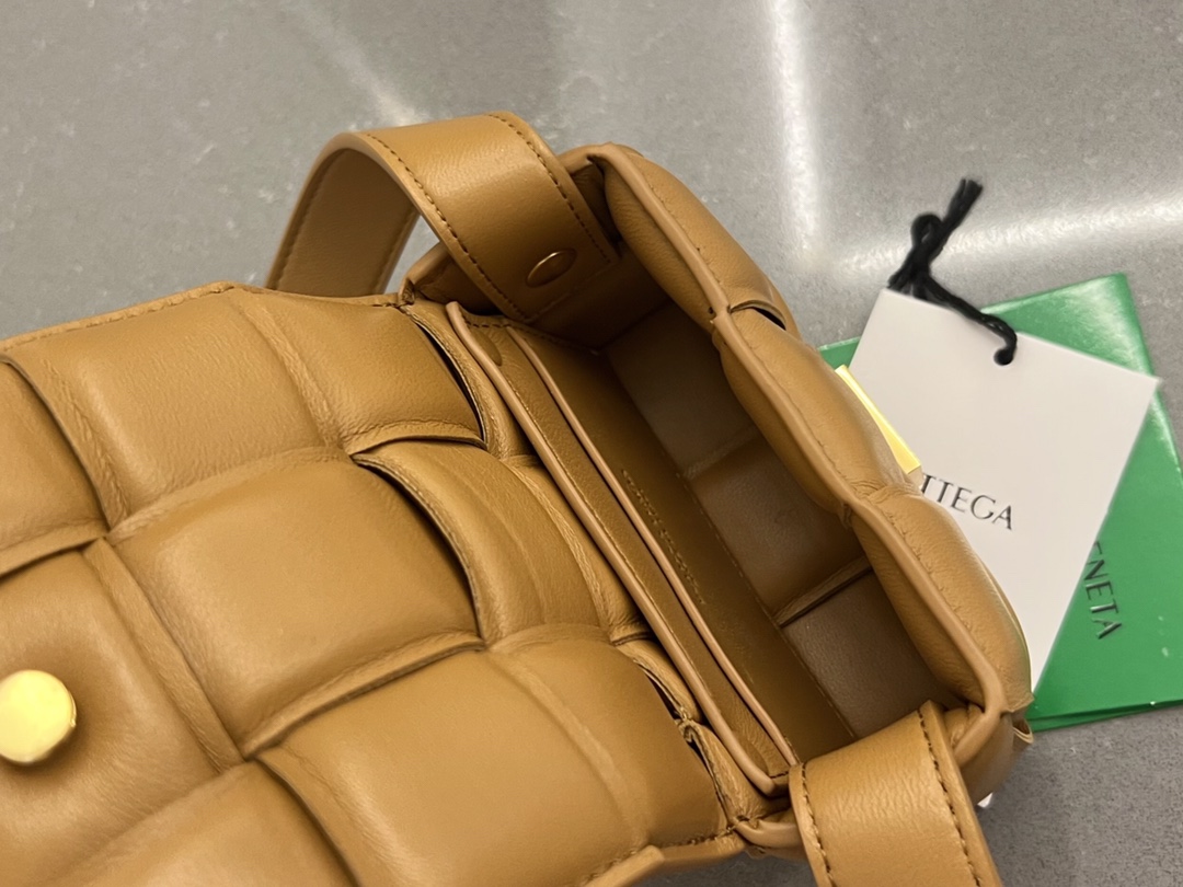 bo*te*ga Ve*ne*ta padded cassette bag-12*8*4cm