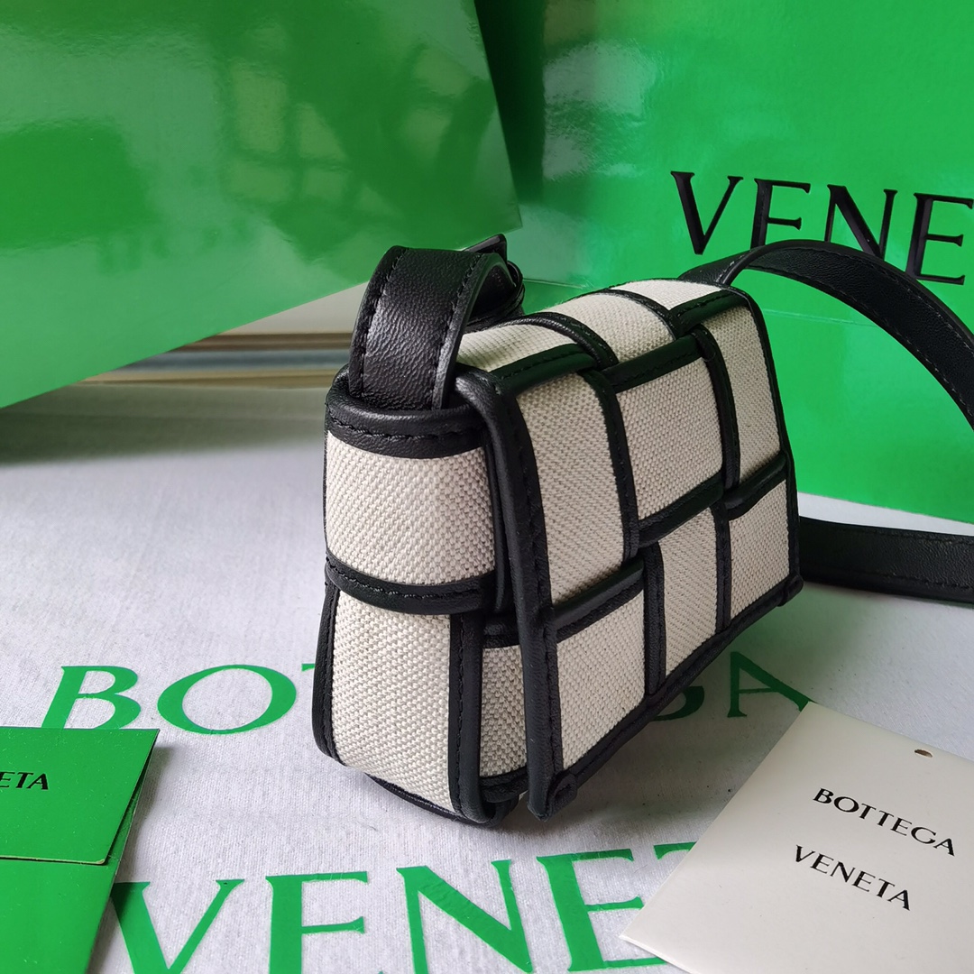 bo*te*ga Ve*ne*ta cassette bag-12x8x4cm