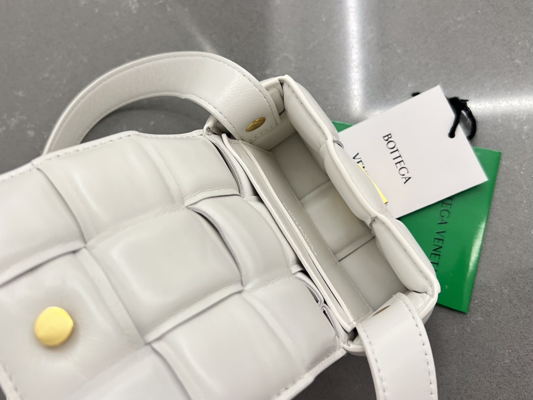 bo*te*ga Ve*ne*ta padded cassette bag-12*8*4cm