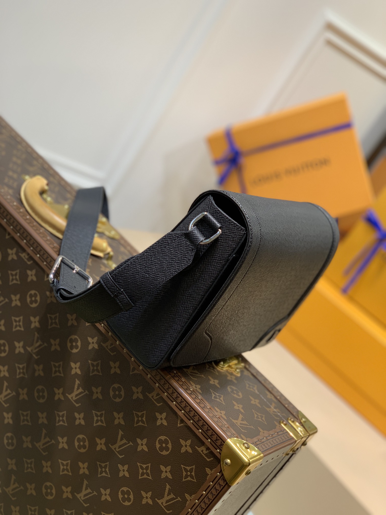 l0*is V*t0n new flap bag-m30807-28.3 x 18.3 x 4.3cm