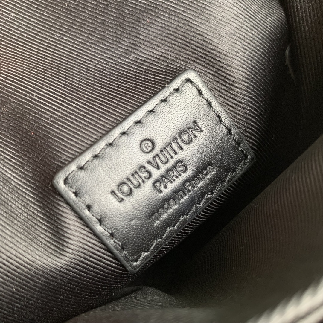 l0*is V*t0n s-lock vertical wearable handbag-12*19*7cm