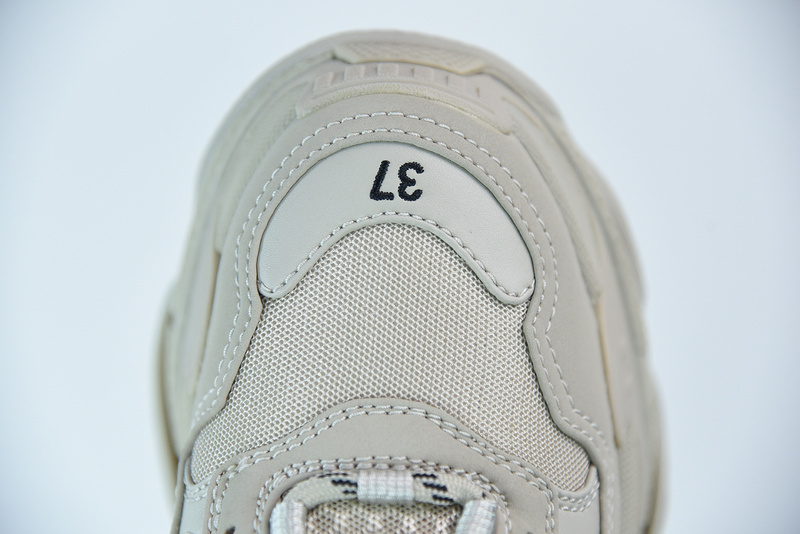 Ba*len*cia*ga triple s