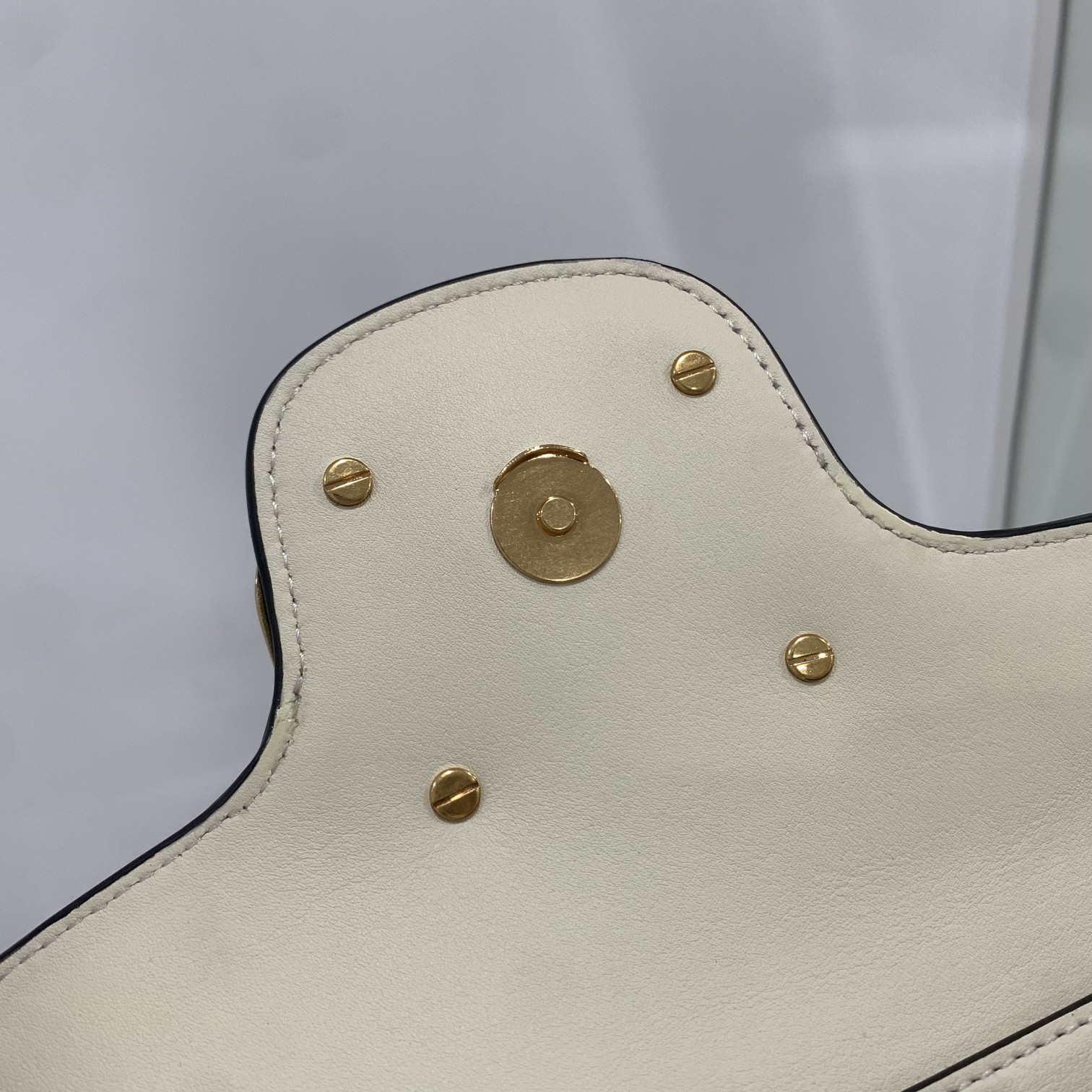 Va1e*ntin0 garavani locò shoulder bbag in calfskin with metallic vlogo-27*13*6cm