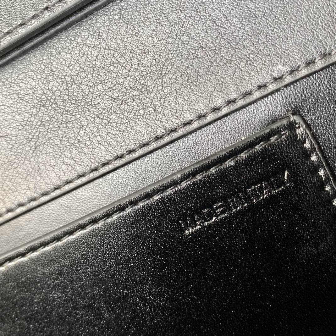 Va1e*ntin0 garavani locò shoulder bbag in calfskin with metallic vlogo-27*13*6cm