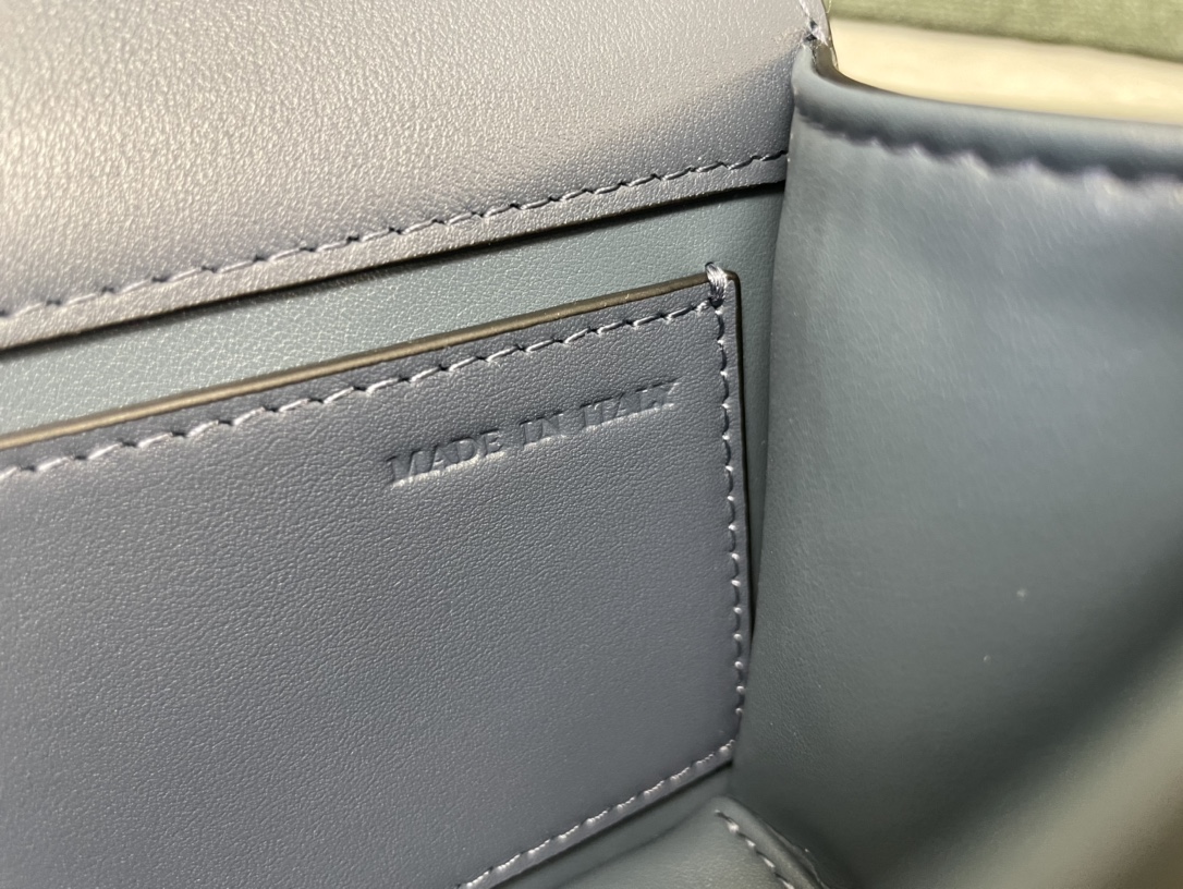 Va1e*ntin0 garavani miniloc-20x 11x5cm